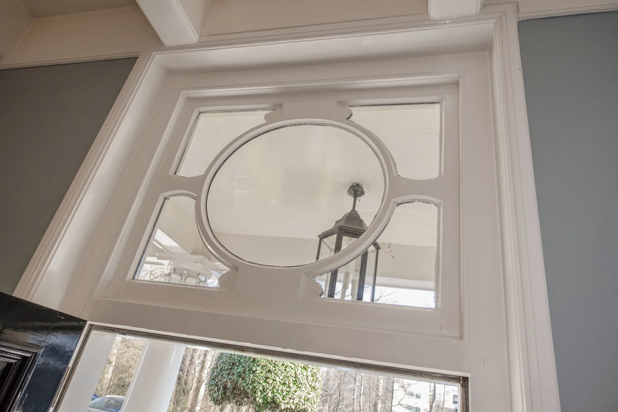 Bovenlicht met decoratief glas-in-lood boven de voordeur aan de Jan Thijssenweg.