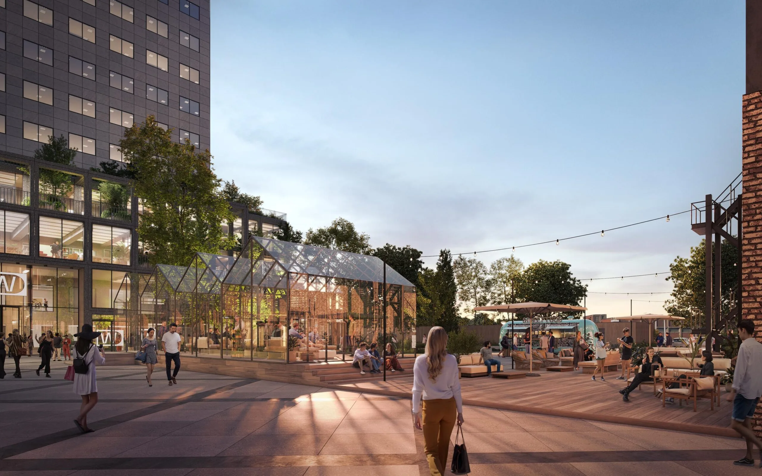 Modern stadsplein aan de Basisweg met een glazen kas, zitgelegenheden en mensen die ontspannen in de avondzon.