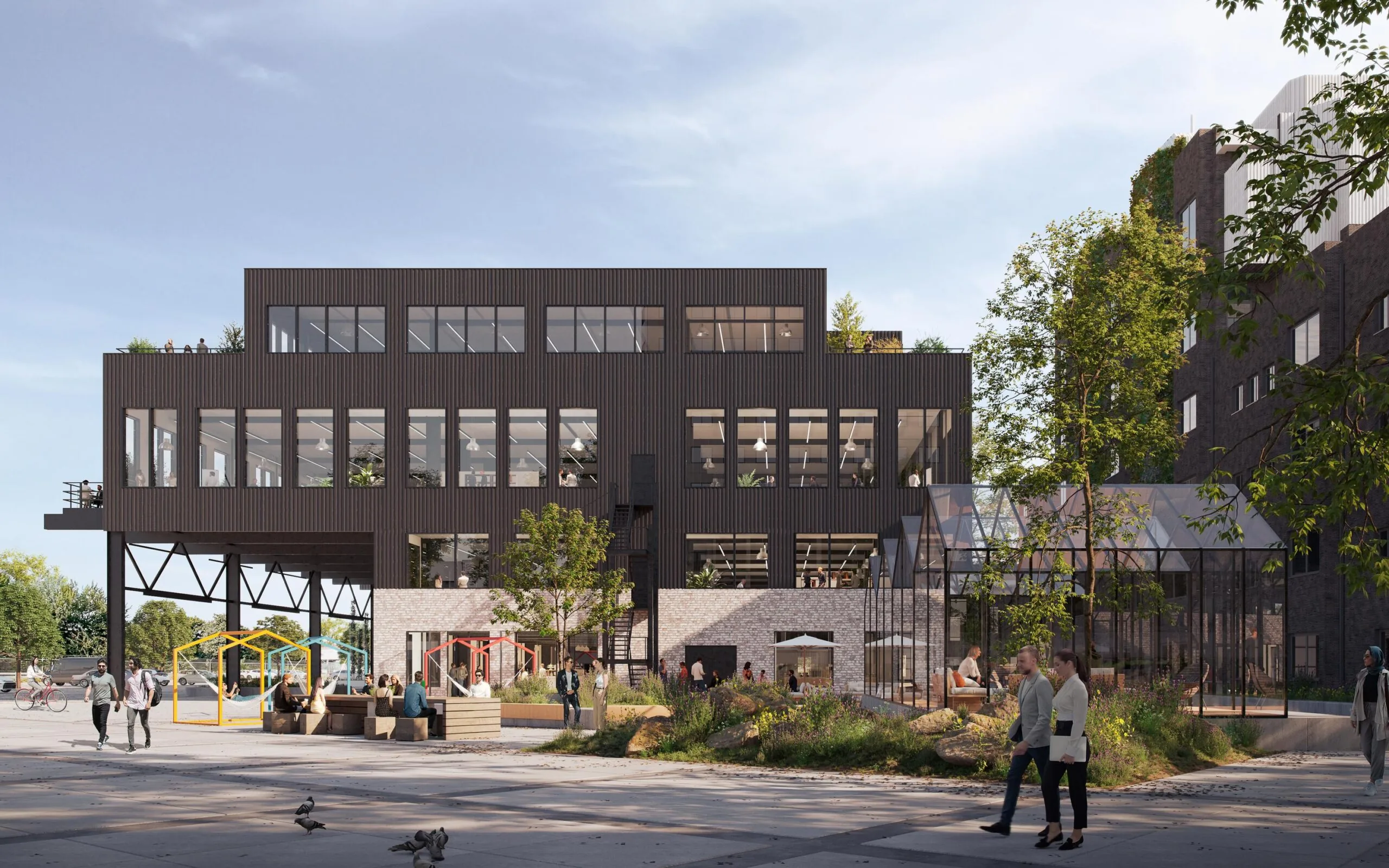 Modern kantoorgebouw aan de Basisweg met grote ramen, een serre en mensen op het plein ervoor.
