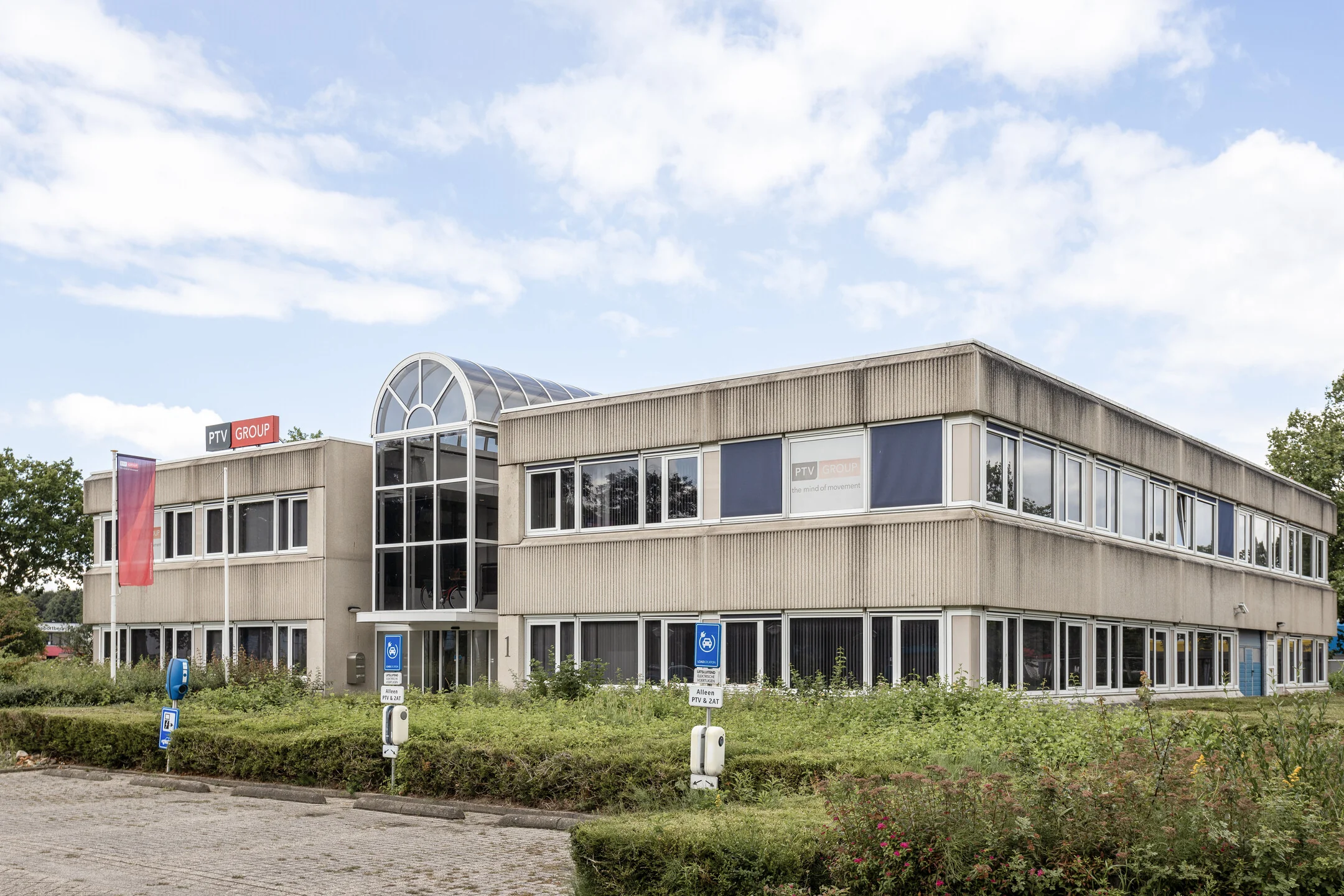 Kantoorgebouw van PTV Group aan de Energieweg met herkenbare gevel en parkeergelegenheid.