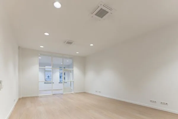 Licht en modern kantoorinterieur aan de Biltstraat met houten vloer en glazen scheidingswand.