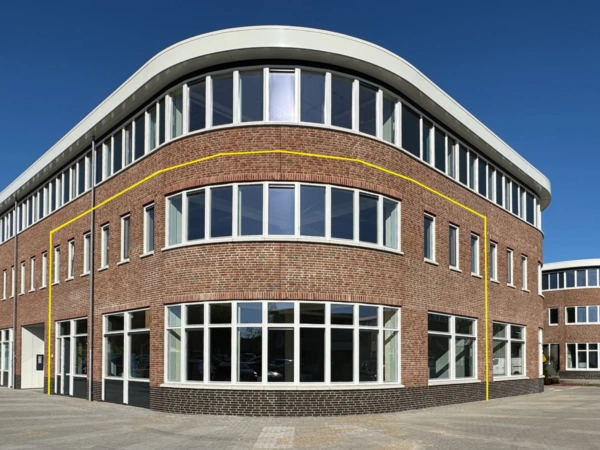 Zakelijk hoekpand aan de Nijverheidslaan met grote ramen en gemarkeerde gevelcontouren in gele lijn.