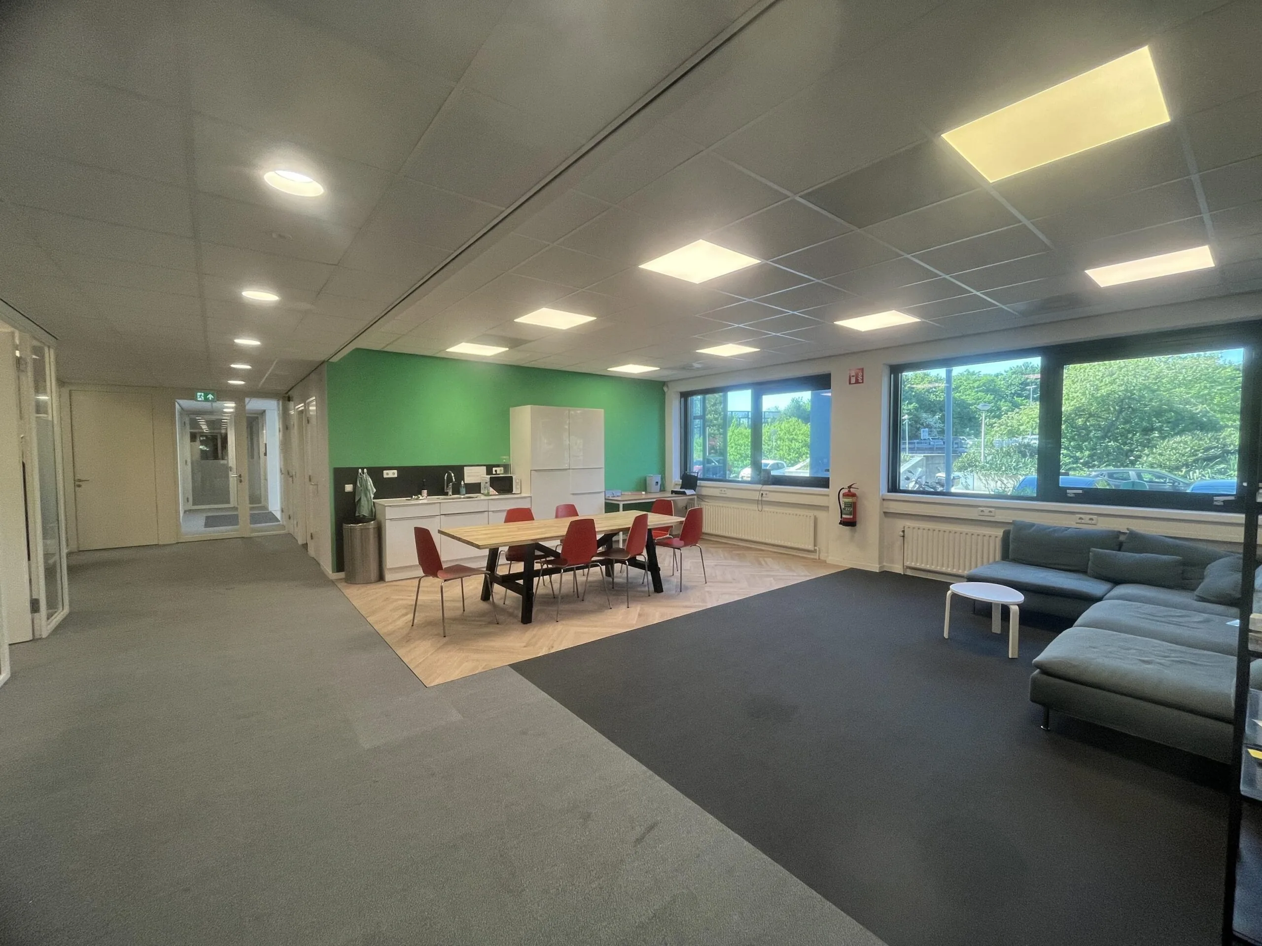Moderne kantooromgeving met een gemeenschappelijke keuken en zithoek bij Nevelgaarde.