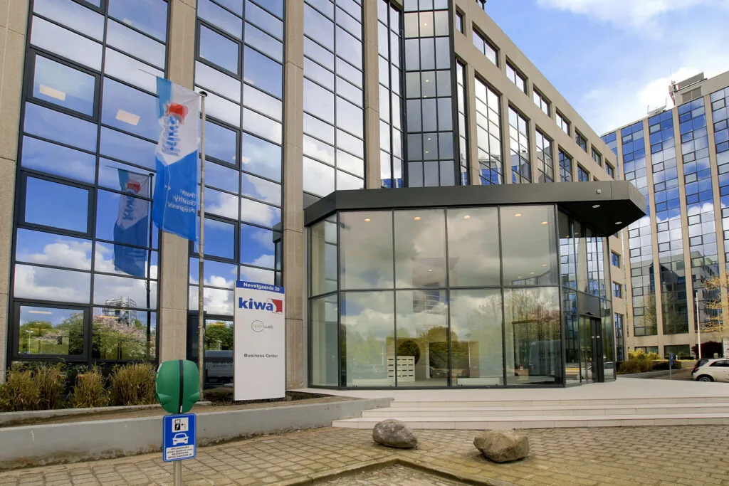 Vooraanzicht van het moderne kantoorgebouw aan de Nevelgaarde 20 met het Kiwa Business Center.