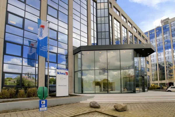 Vooraanzicht van het moderne kantoorgebouw aan de Nevelgaarde 20 met het Kiwa Business Center.