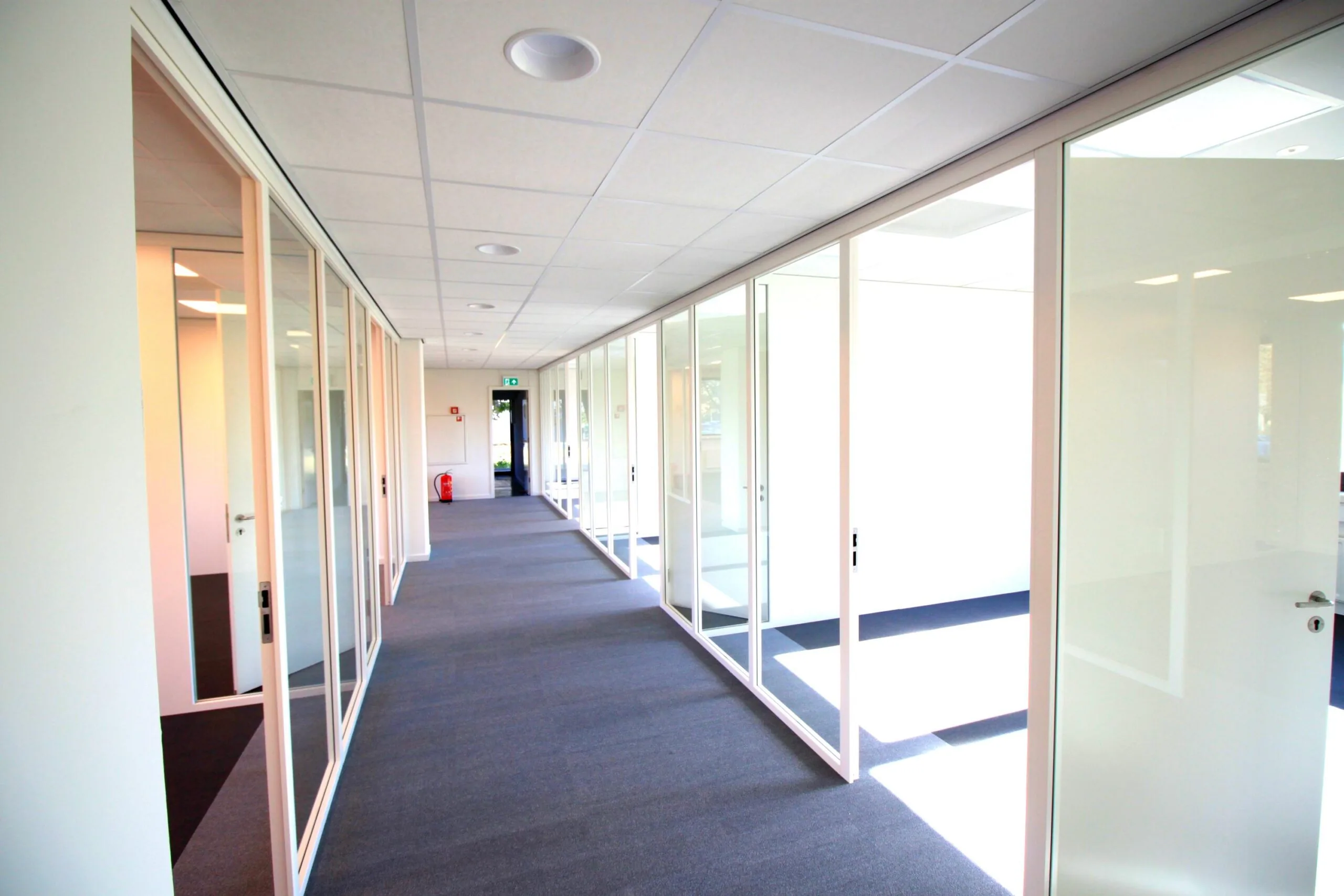 Lichte en moderne kantoorhal met glazen wanden in een gebouw aan de Nevelgaarde.
