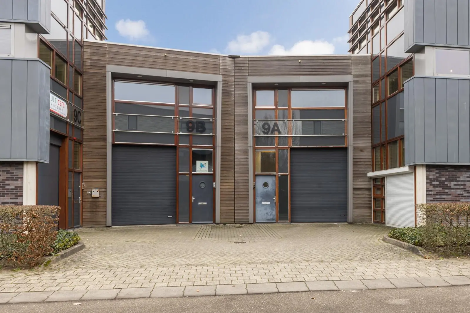 Bedrijfsunits 9A en 9B aan de Tennesseedreef met moderne gevels en grote industriedeuren.
