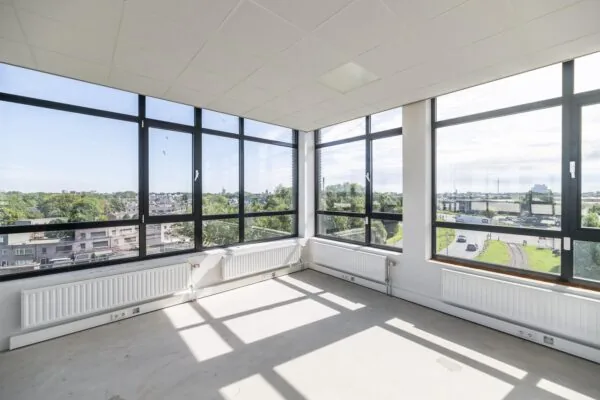 Licht en modern hoekkantoor met grote ramen en uitzicht op de Lindtsedijk.