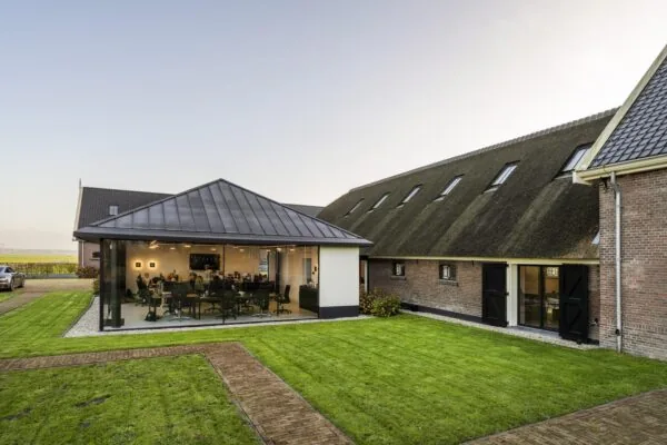Moderne vergaderruimte met glazen wanden in een gerenoveerde boerderij aan de Gein-Zuid.