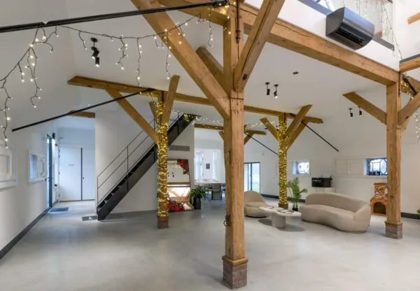 Ruime, modern ingerichte loft in Gein-Zuid met houten balken, sfeerverlichting en een zithoek.
