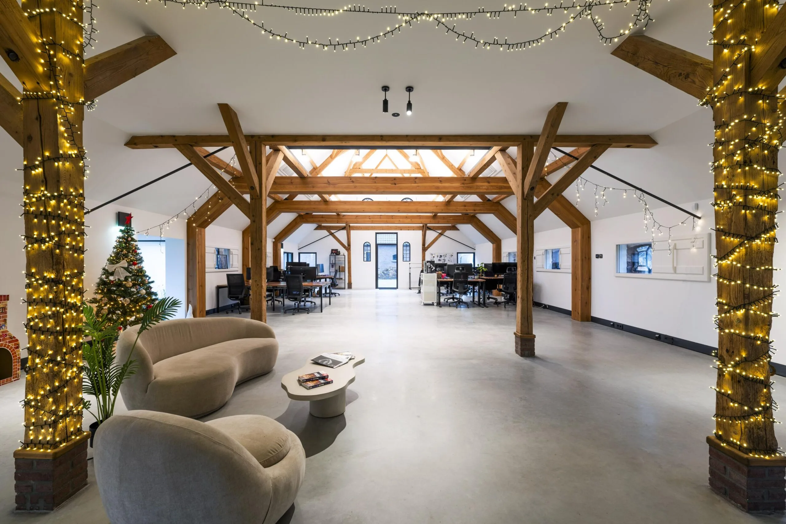 Modern kantoor in Gein-Zuid met houten balken, kerstversiering en een open werkruimte.