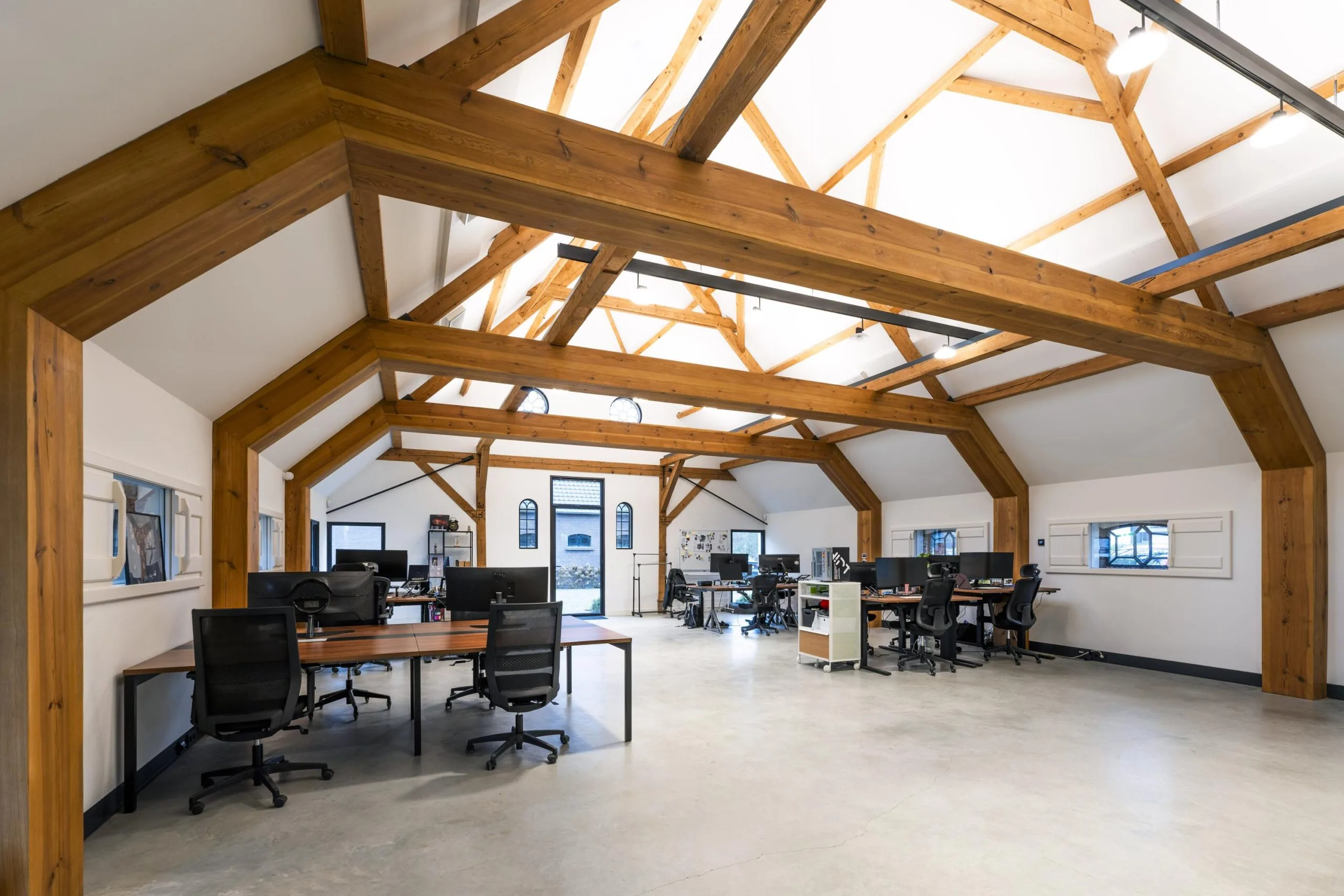 Modern kantoor met hoge plafonds, houten balken en meerdere werkplekken in Gein-Zuid.