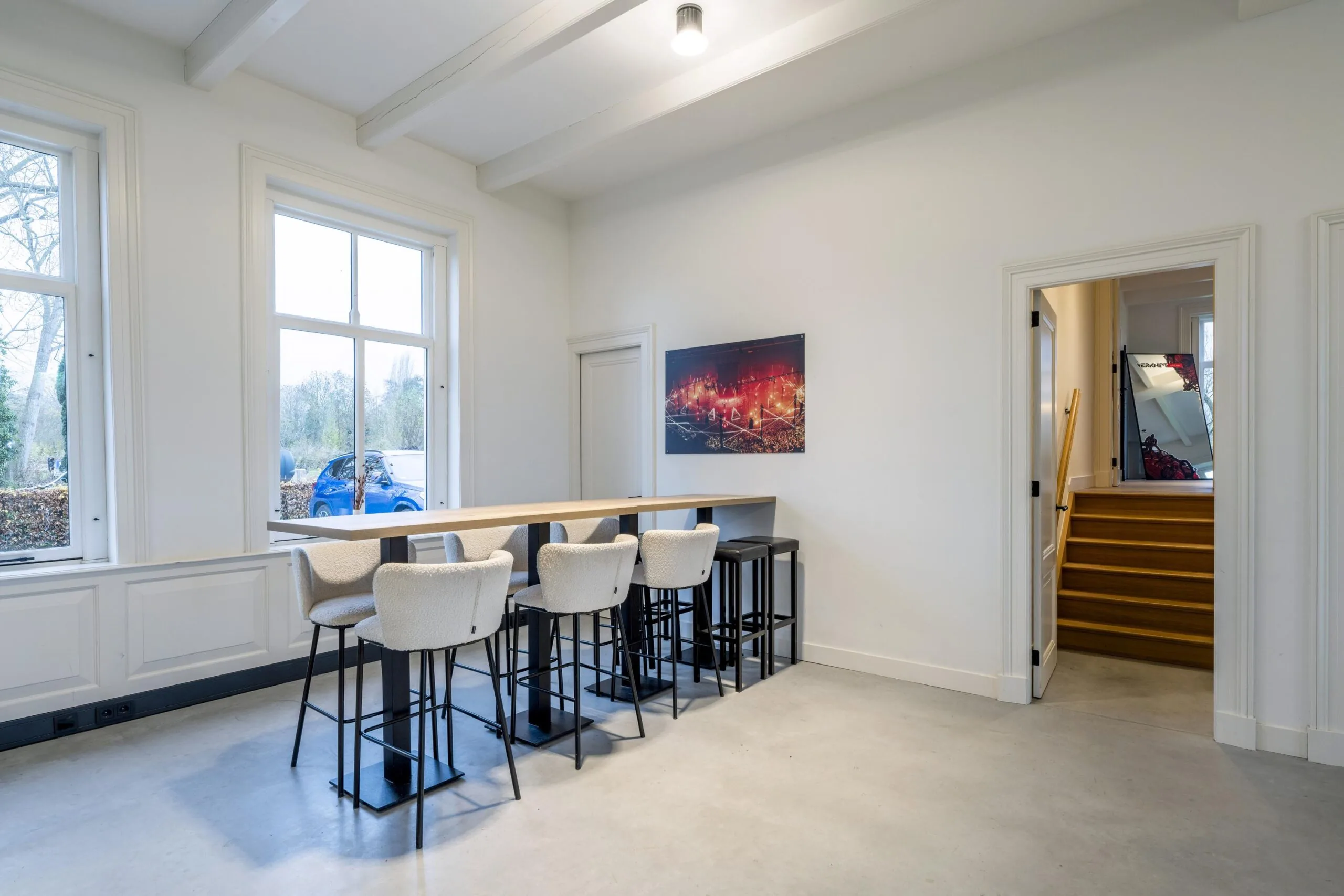 Moderne lichte vergaderruimte met hoge tafel en barkrukken in Gein-Zuid.