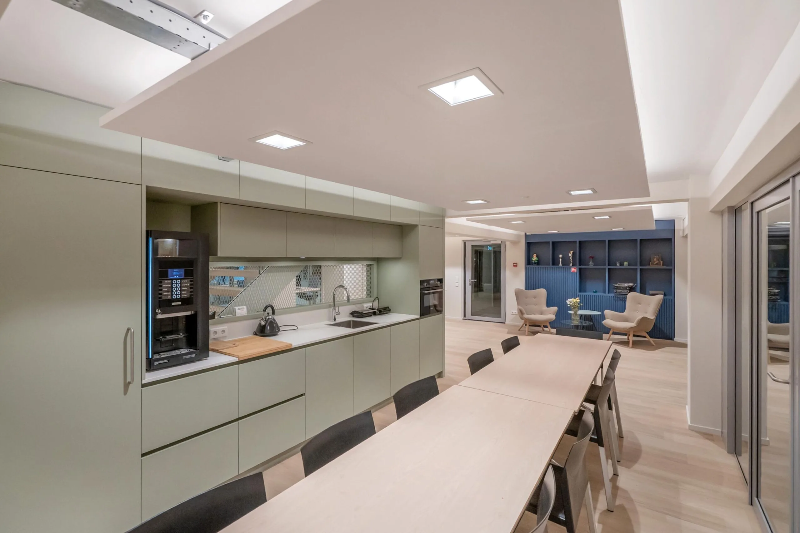 Een moderne keuken en eetruimte met lichte kleuren en een stijlvolle inrichting.
