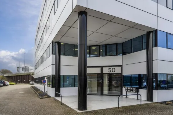Een modern kantoorgebouw met entree nummer 50 aan de Kuiperbergweg.