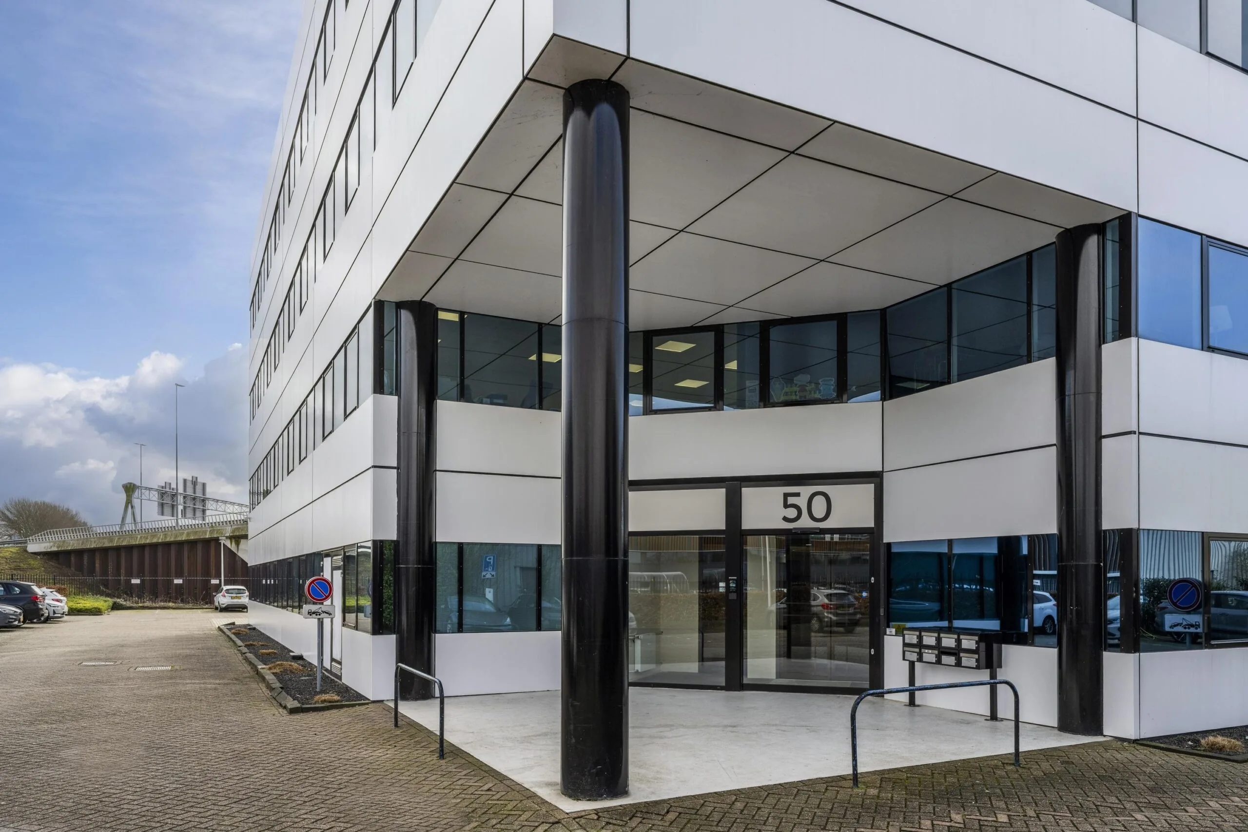 Een modern kantoorgebouw met entree nummer 50 aan de Kuiperbergweg.