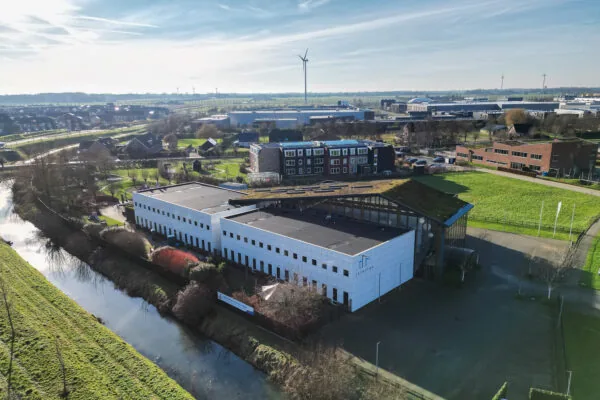Luchtfoto van de Tuibrug met omliggende gebouwen en een grasveld.