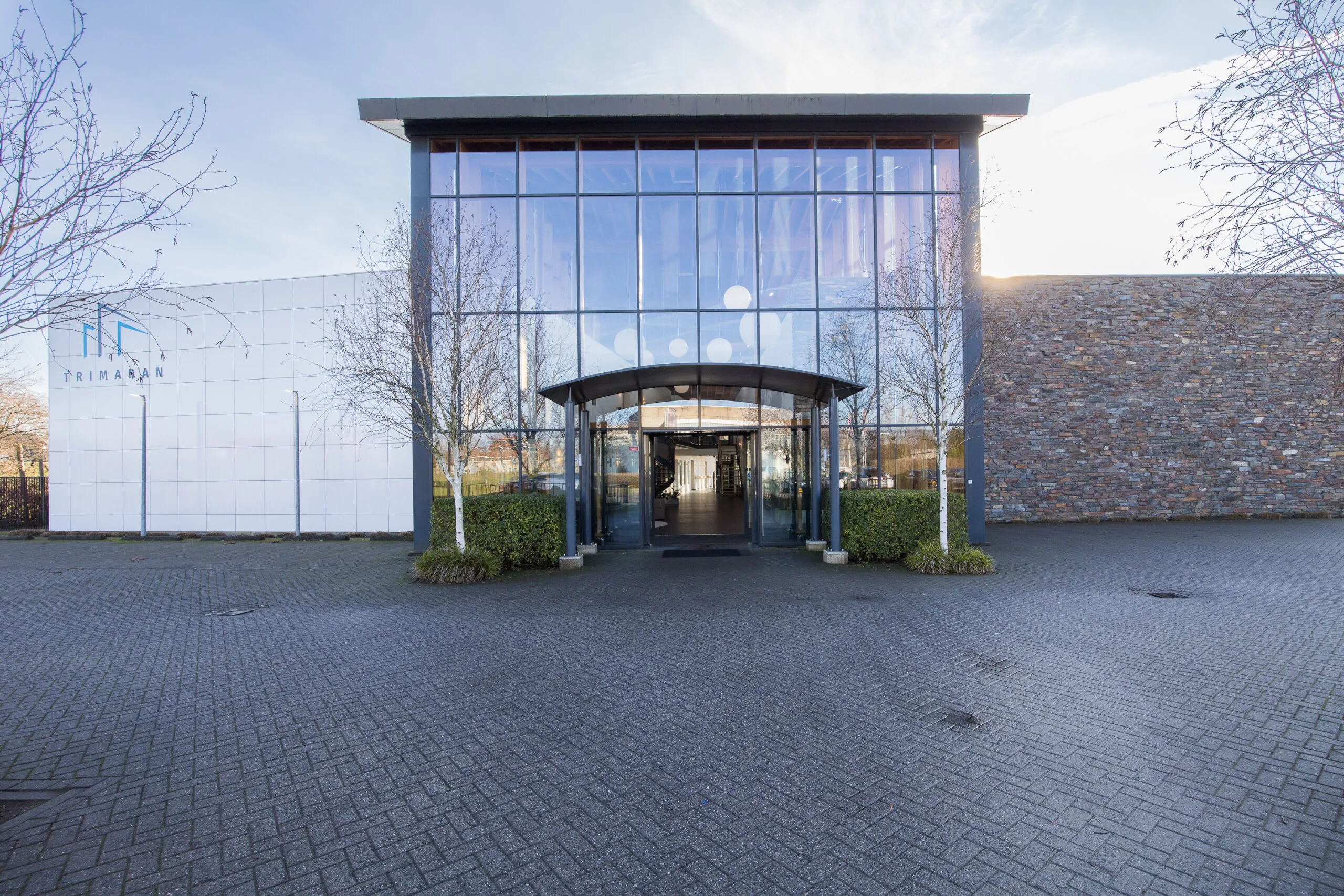Een modern gebouw met glazen voorgevel en veel lichtinval.