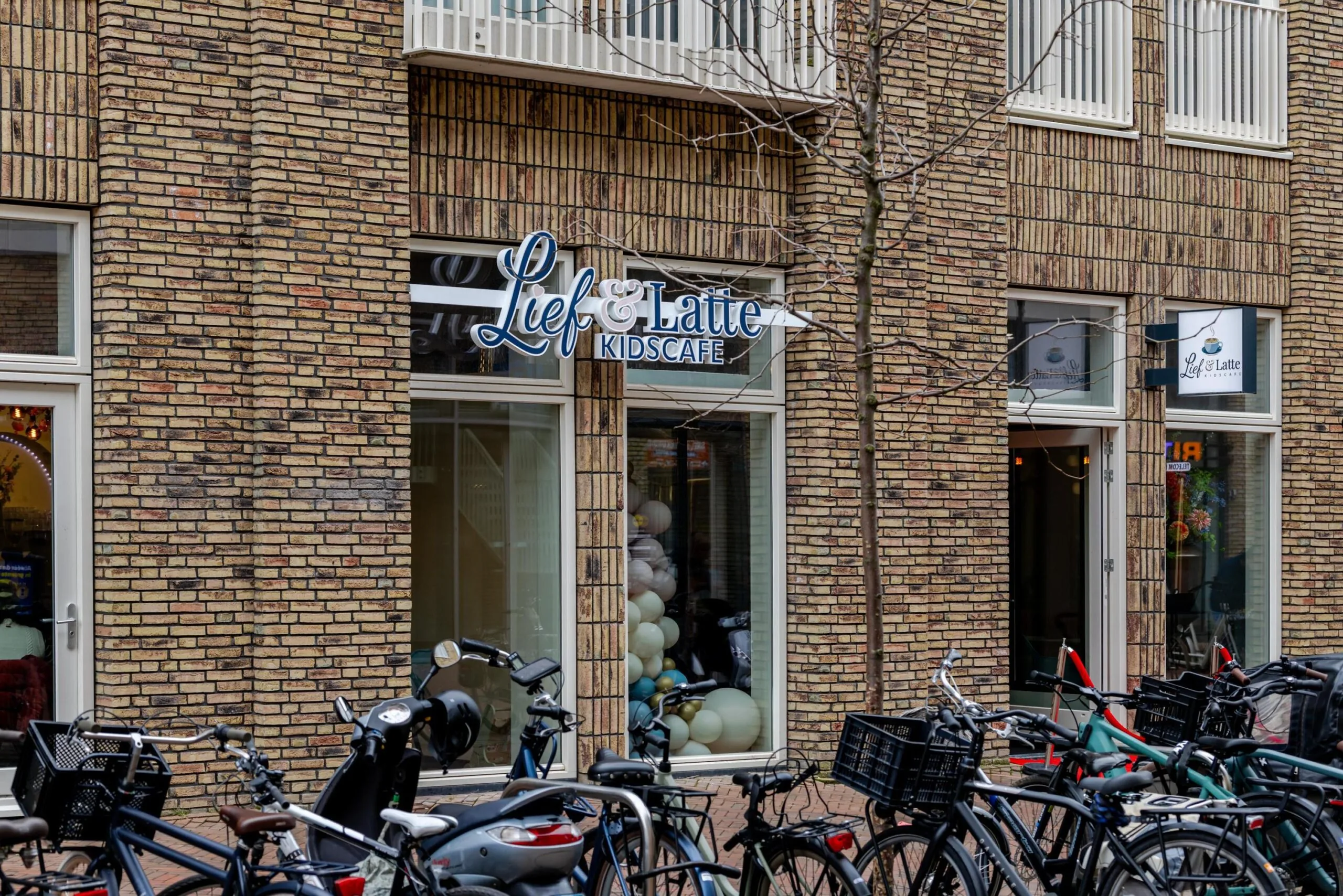 Gevel van het "Lief & Latte" kidscafé aan de Westersingel, met fietsen ervoor.
