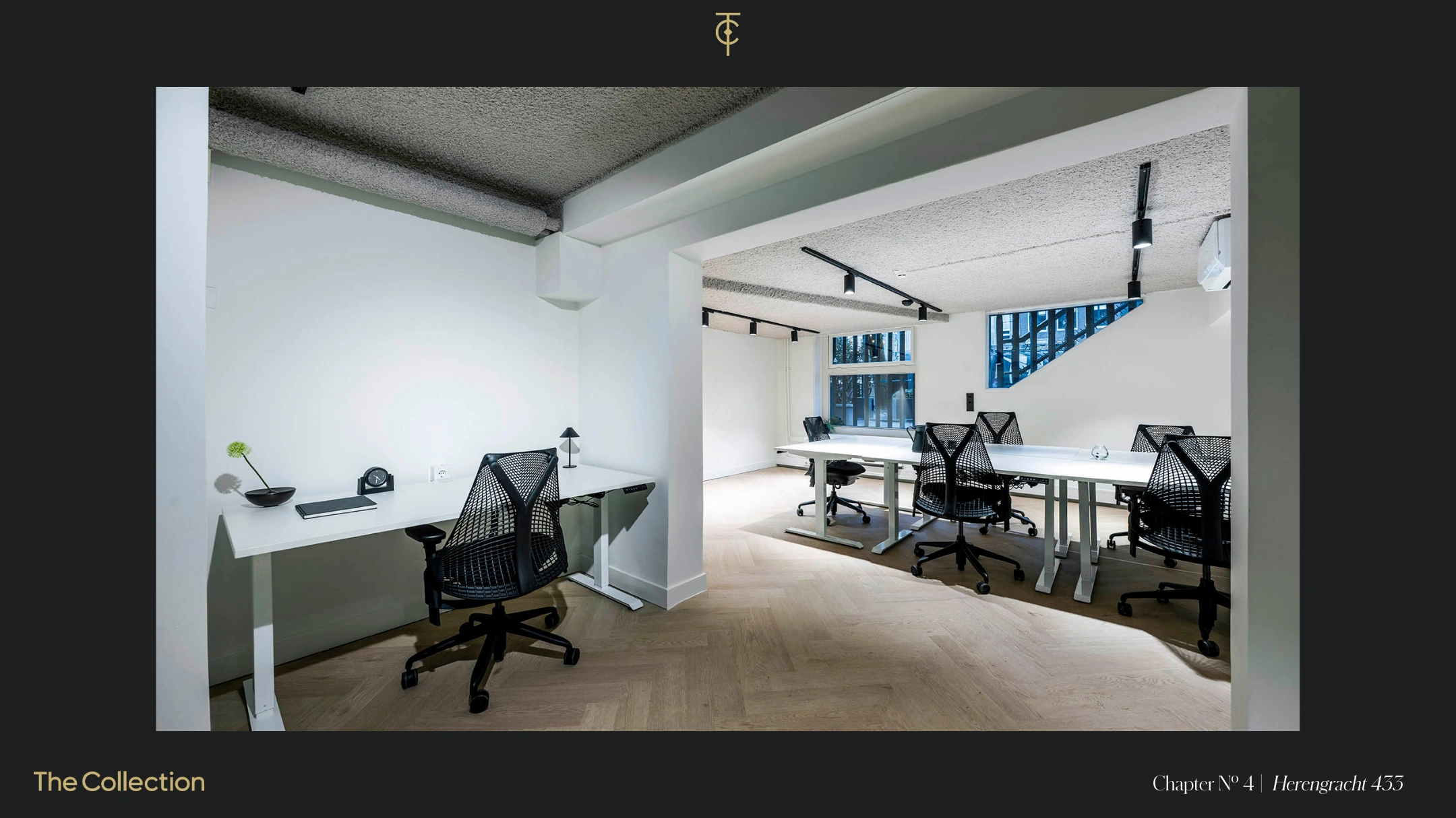 Een modern kantoorinterieur met meerdere zwarte bureaustoelen en witte bureaus aan de Herengracht.