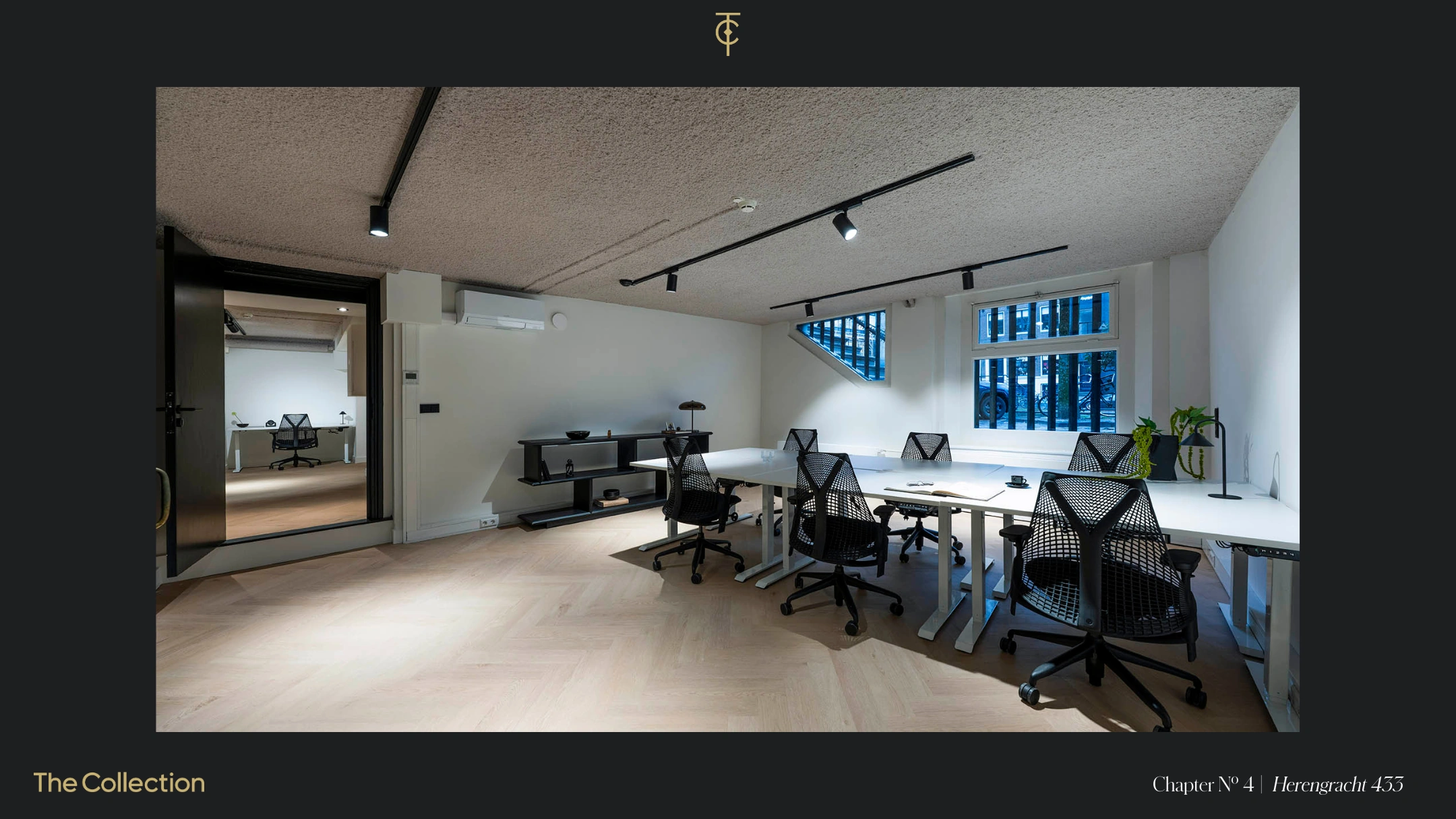 Modern kantoorinterieur aan de Herengracht met minimalistische inrichting en meerdere bureaus.