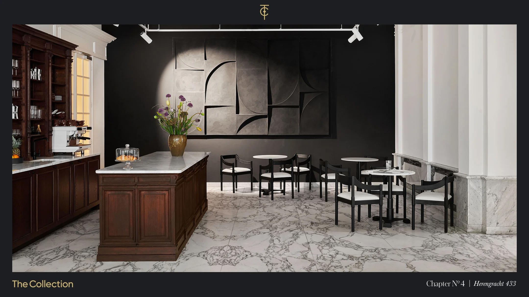 Elegant ingerichte ruimte met marmeren vloeren, donker houten meubels en een modern kunstwerk aan de muur.
