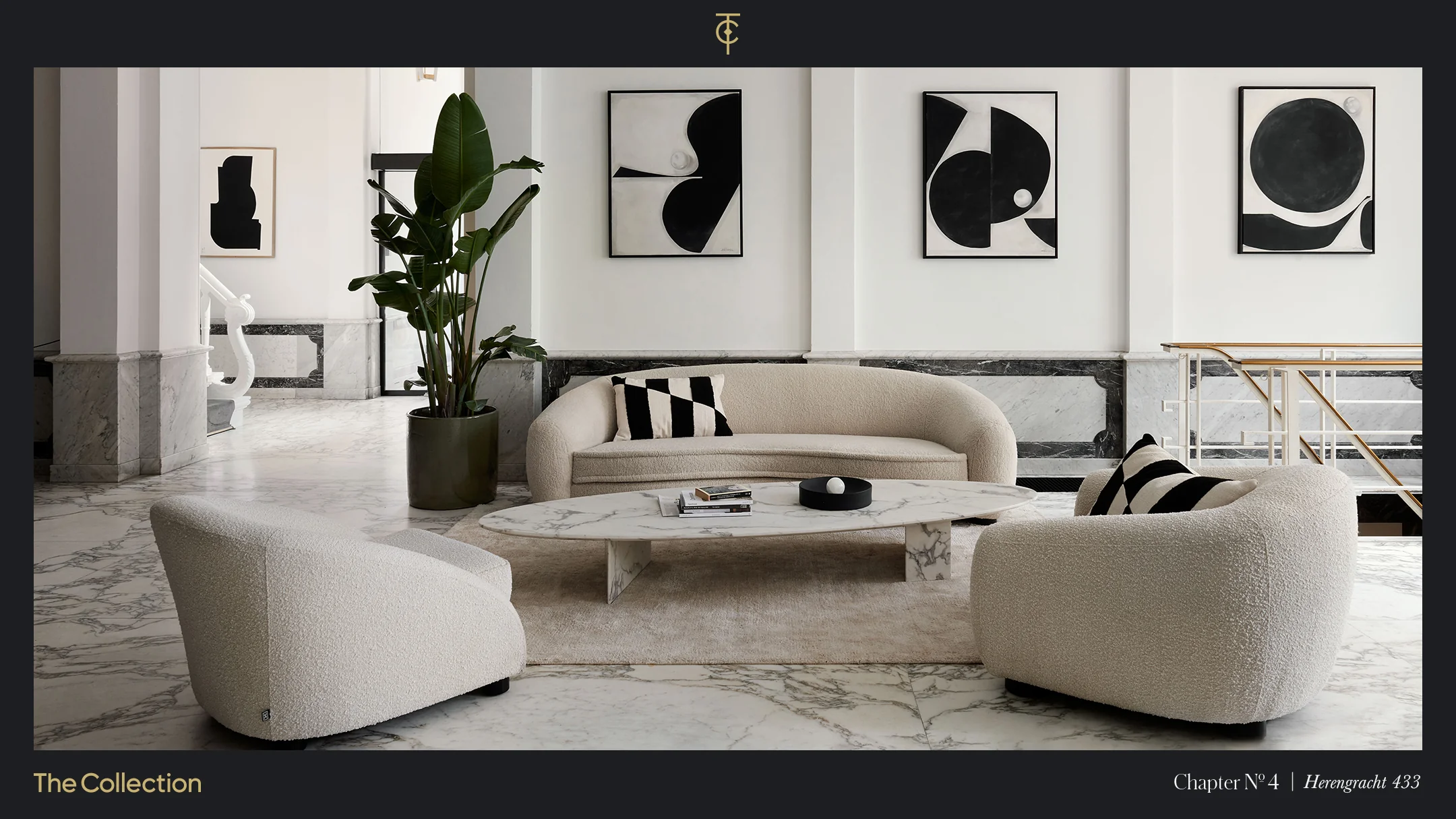 Een stijlvolle woonkamer met witte meubels, marmeren vloeren en abstracte kunstwerken aan de muur.