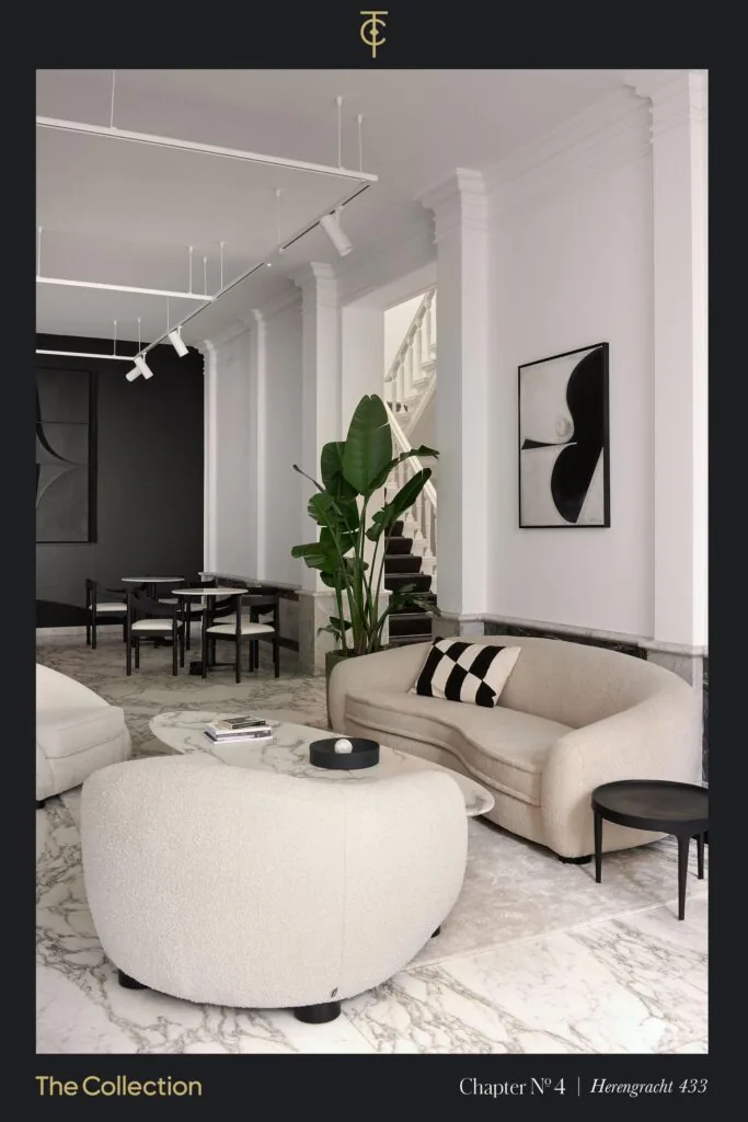 Moderne woonkamer met een beige bank, marmeren vloer en een opvallende plant naast een wenteltrap.