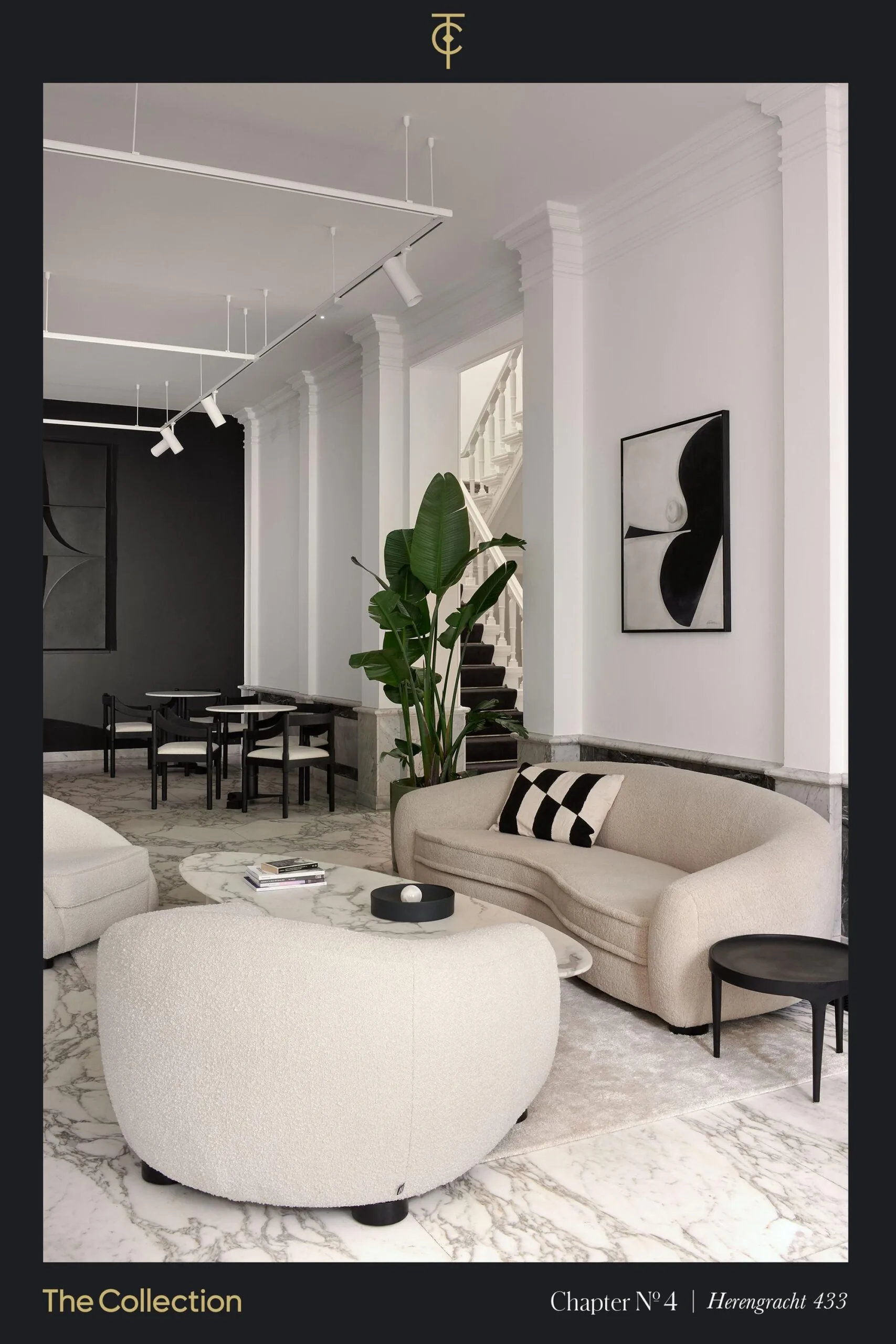 Moderne woonkamer met een beige bank, marmeren vloer en een opvallende plant naast een wenteltrap.
