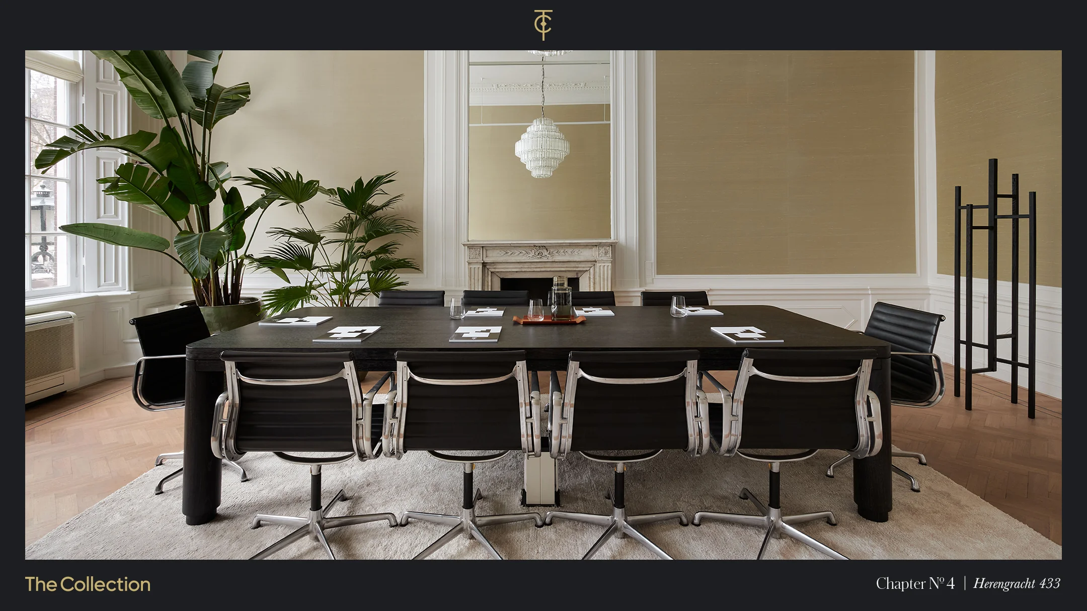 Een stijlvolle vergaderruimte met een lange tafel, elegante stoelen, grote planten en een kroonluchter op Herengracht 433.