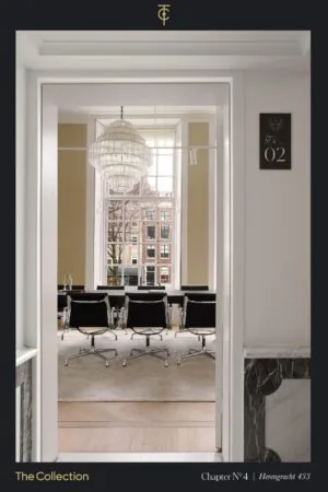Een stijlvolle vergaderruimte met moderne fauteuils en een grote glazen kroonluchter, uitkijkend over de Herengracht.