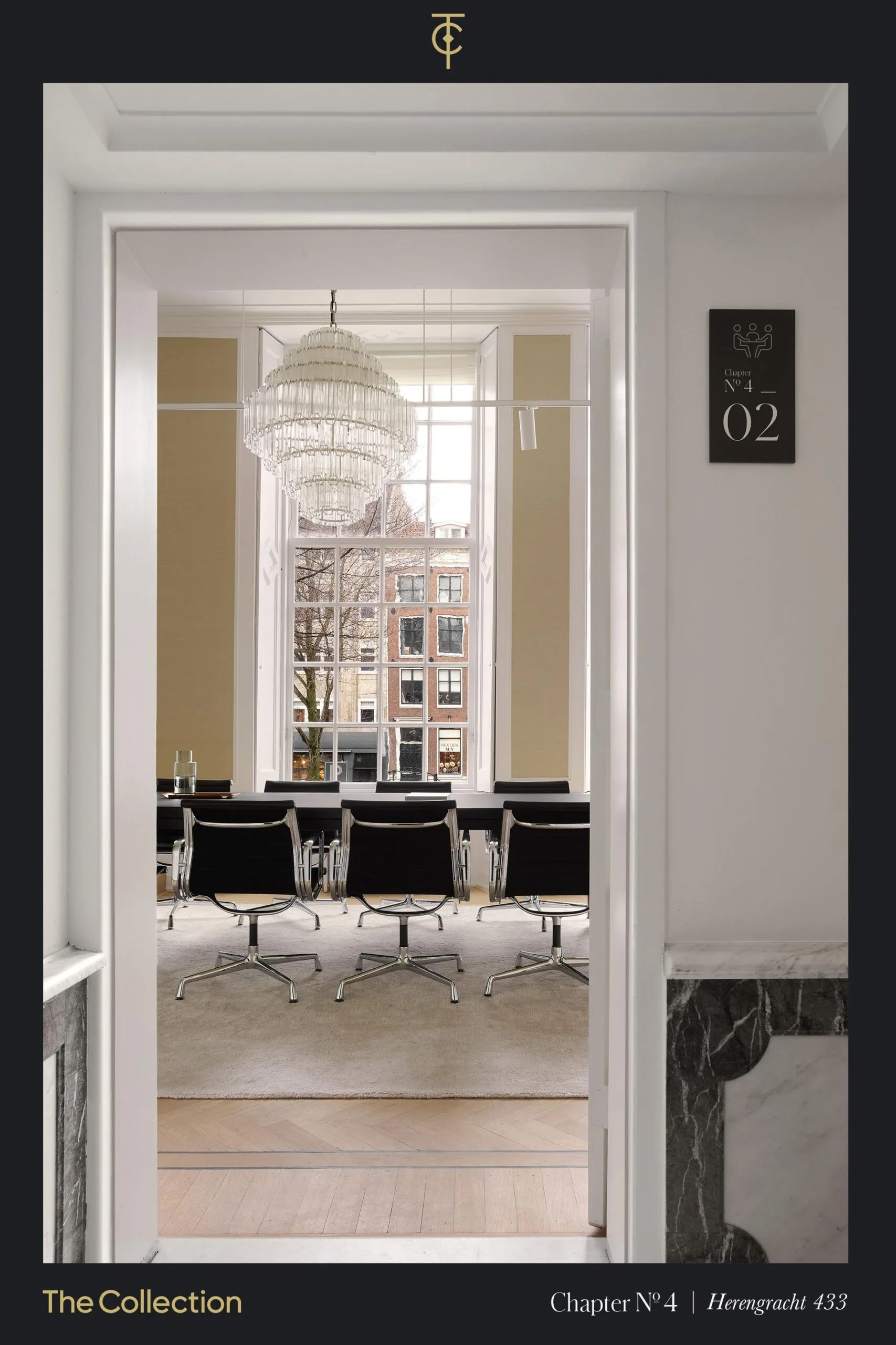 Een stijlvolle vergaderruimte met moderne fauteuils en een grote glazen kroonluchter, uitkijkend over de Herengracht.