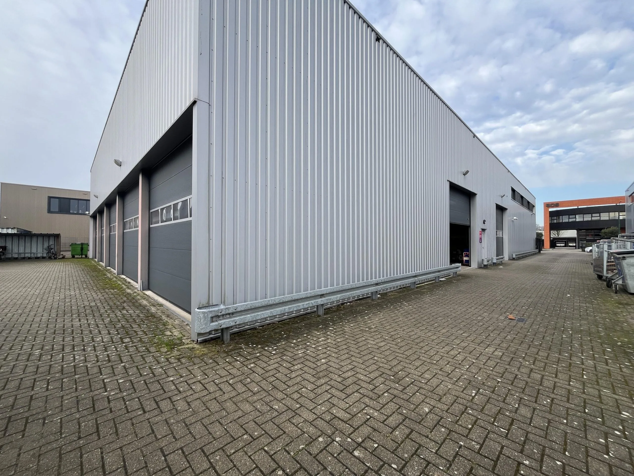 Industriële opslagloods met metalen gevelbekleding aan de Oostergracht.
