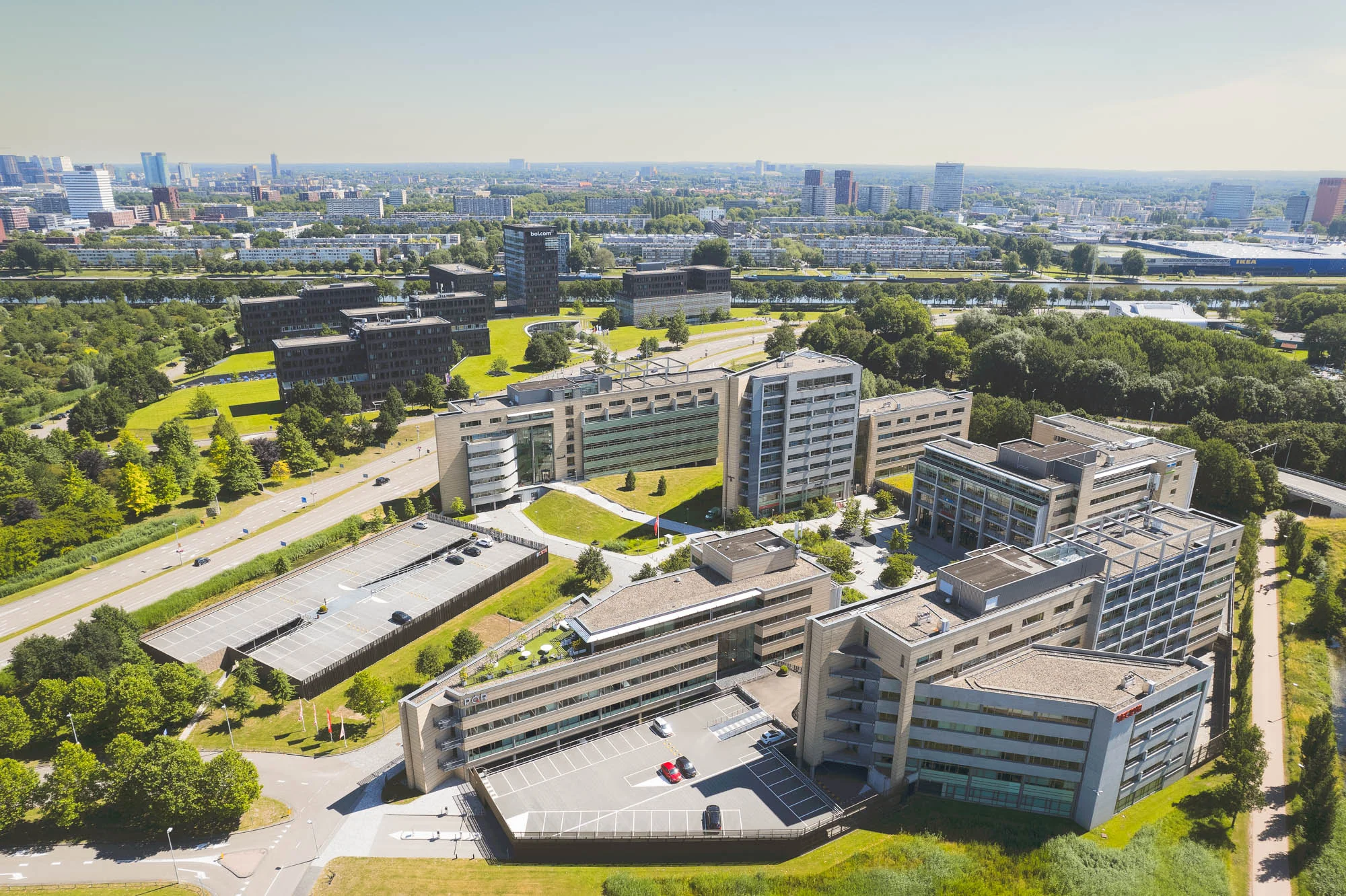 Luchtfoto van kantoren en wegen langs de Papendorpseweg in een groene omgeving.