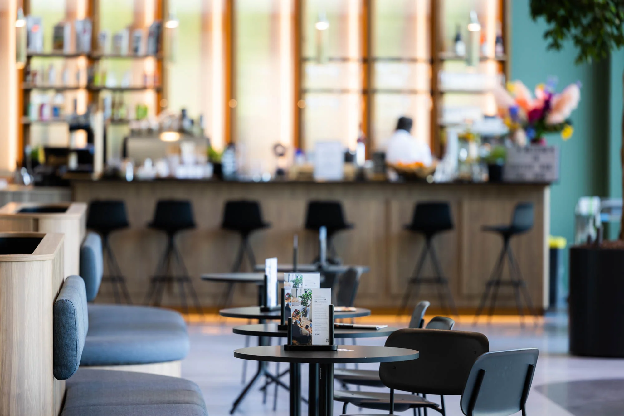 Een moderne koffiebar met hoge stoelen en tafeltjes in Papendorpseweg.