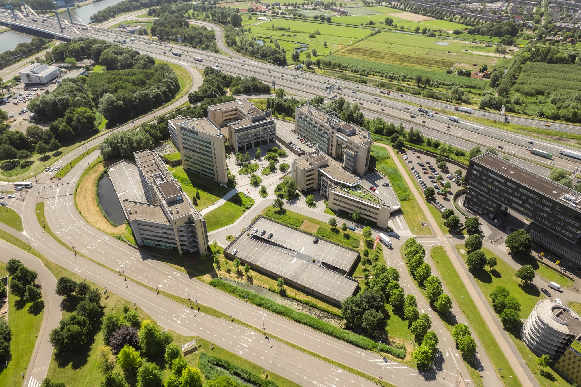 Luchtfoto van moderne kantoorgebouwen aan de Papendorpseweg, omringd door wegen en groene ruimtes.