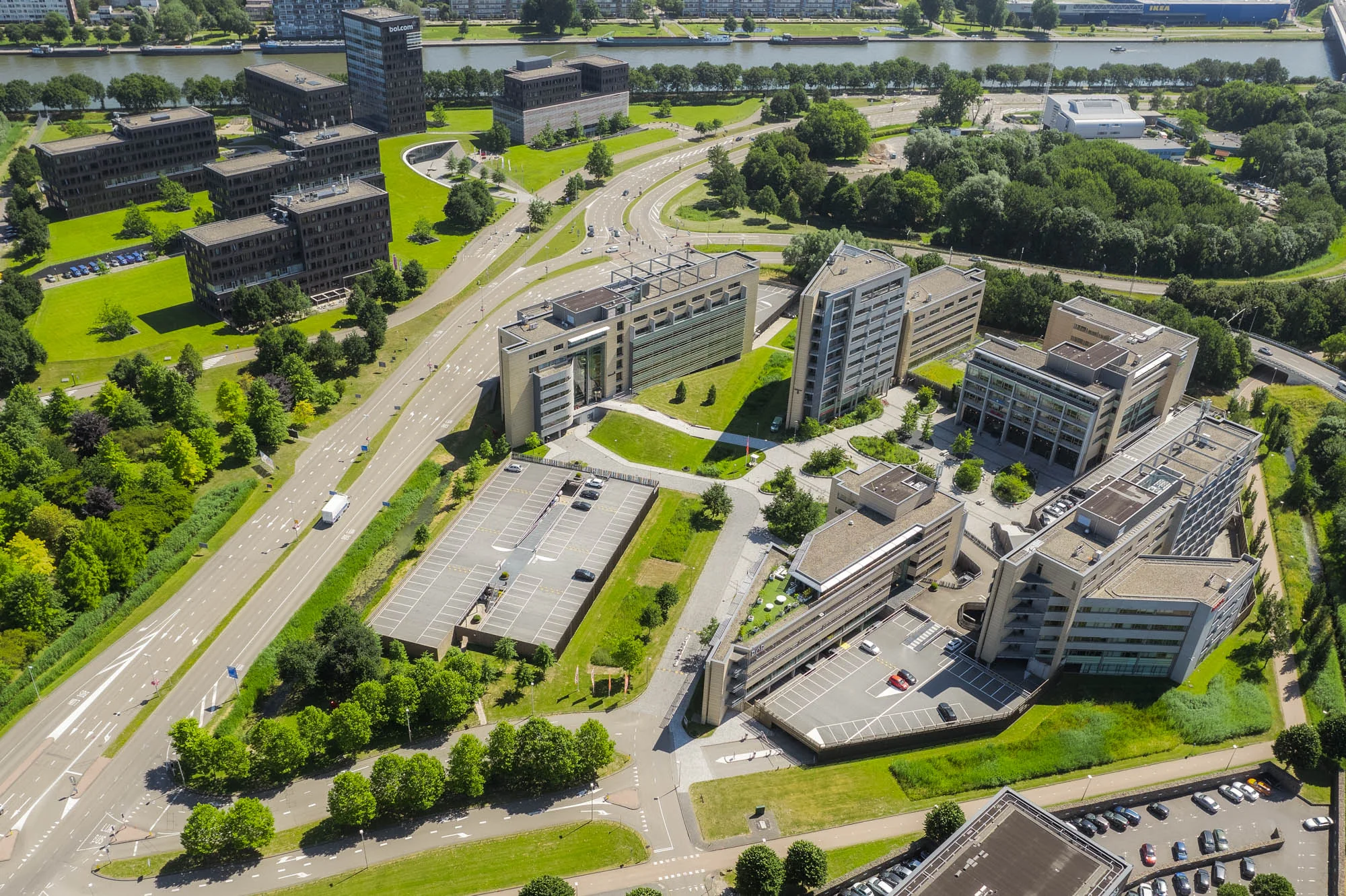 Luchtfoto van kantoorgebouwen en wegen aan de Papendorpseweg met een rivier op de achtergrond.