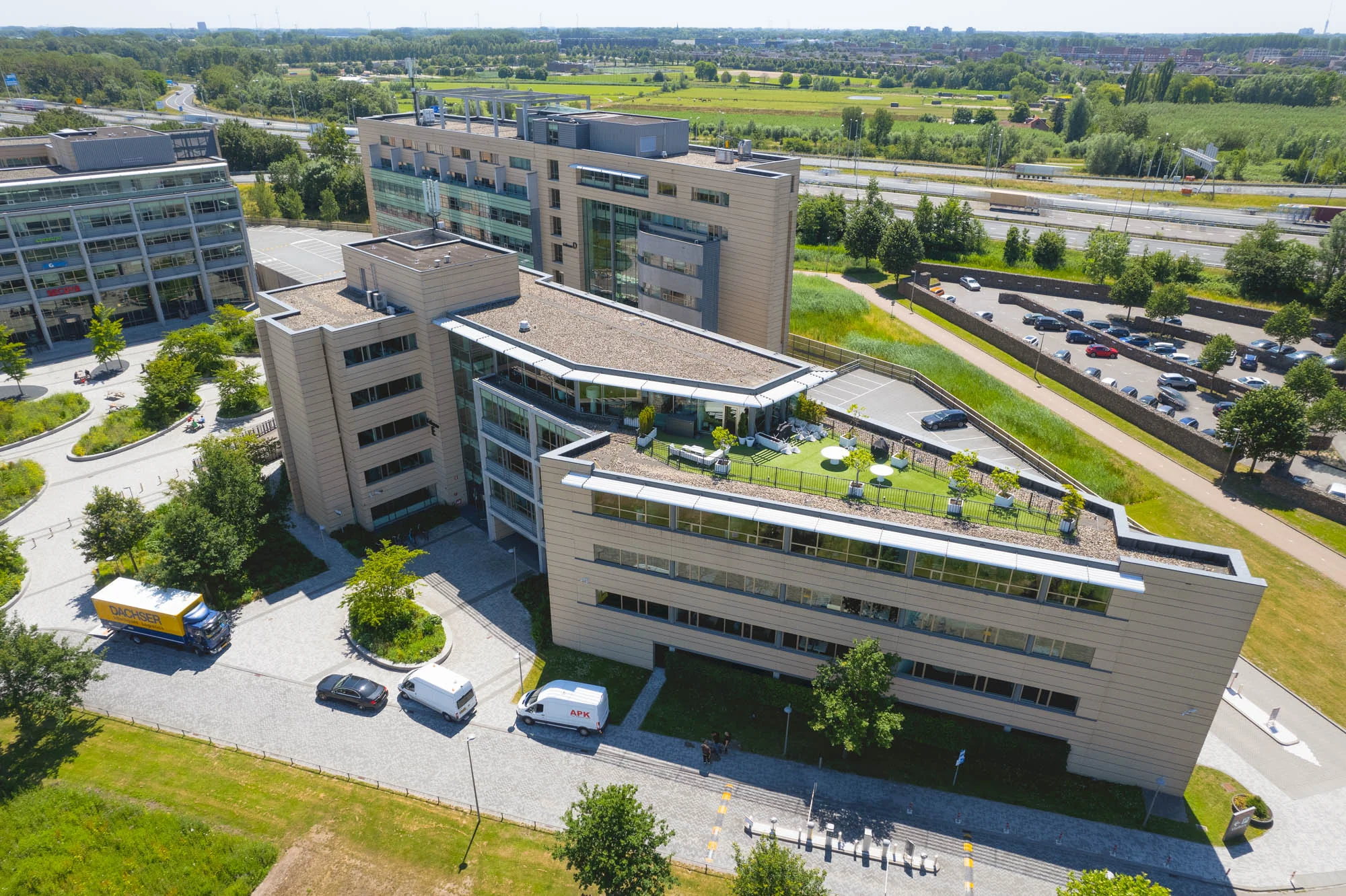 Luchtfoto van moderne kantoorgebouwen aan de Papendorpseweg met een groen dakterras en omliggende infrastructuur.