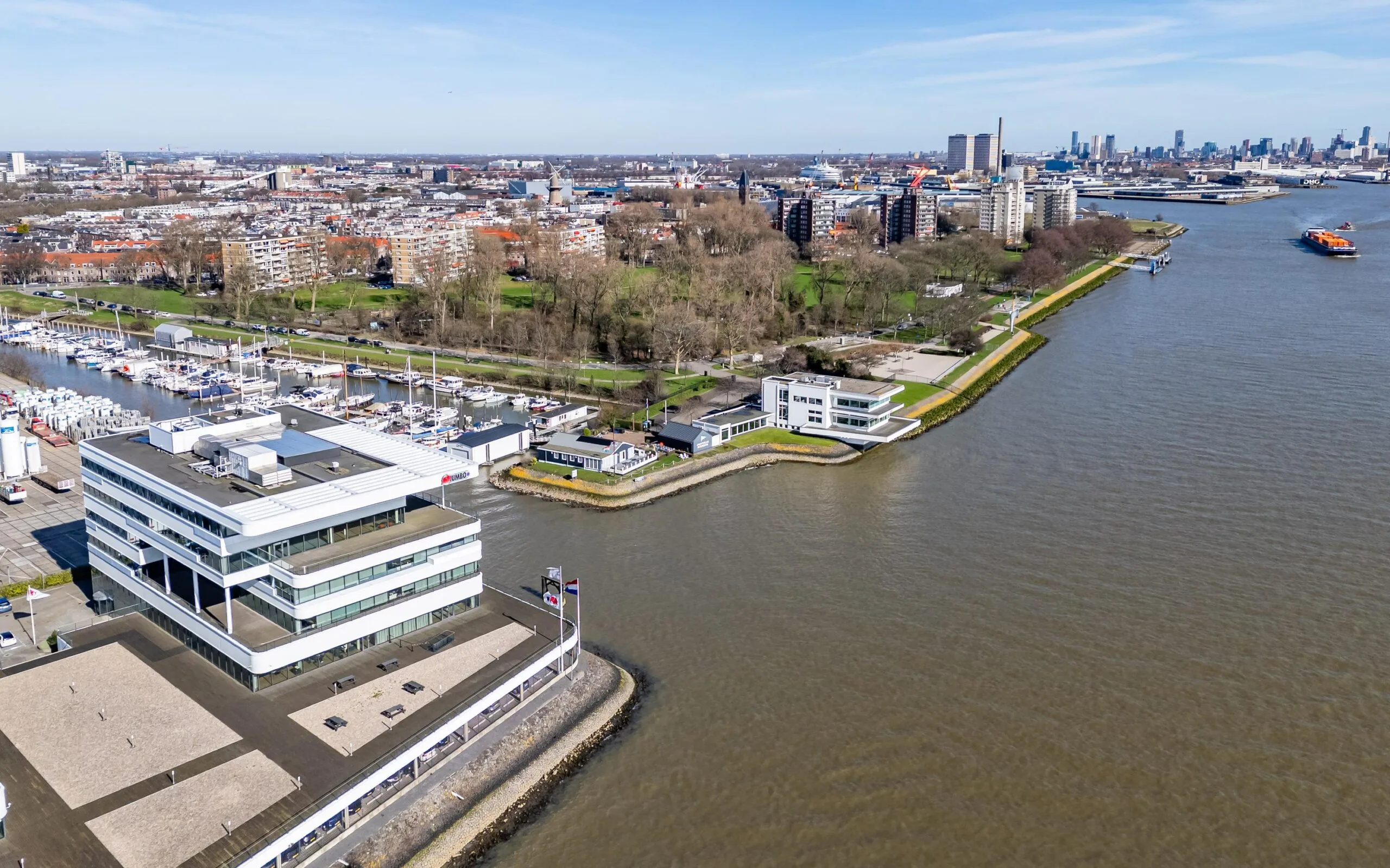 Luchtfoto van een havengebied met moderne gebouwen en een rivier in de omgeving van Havenstraat.
