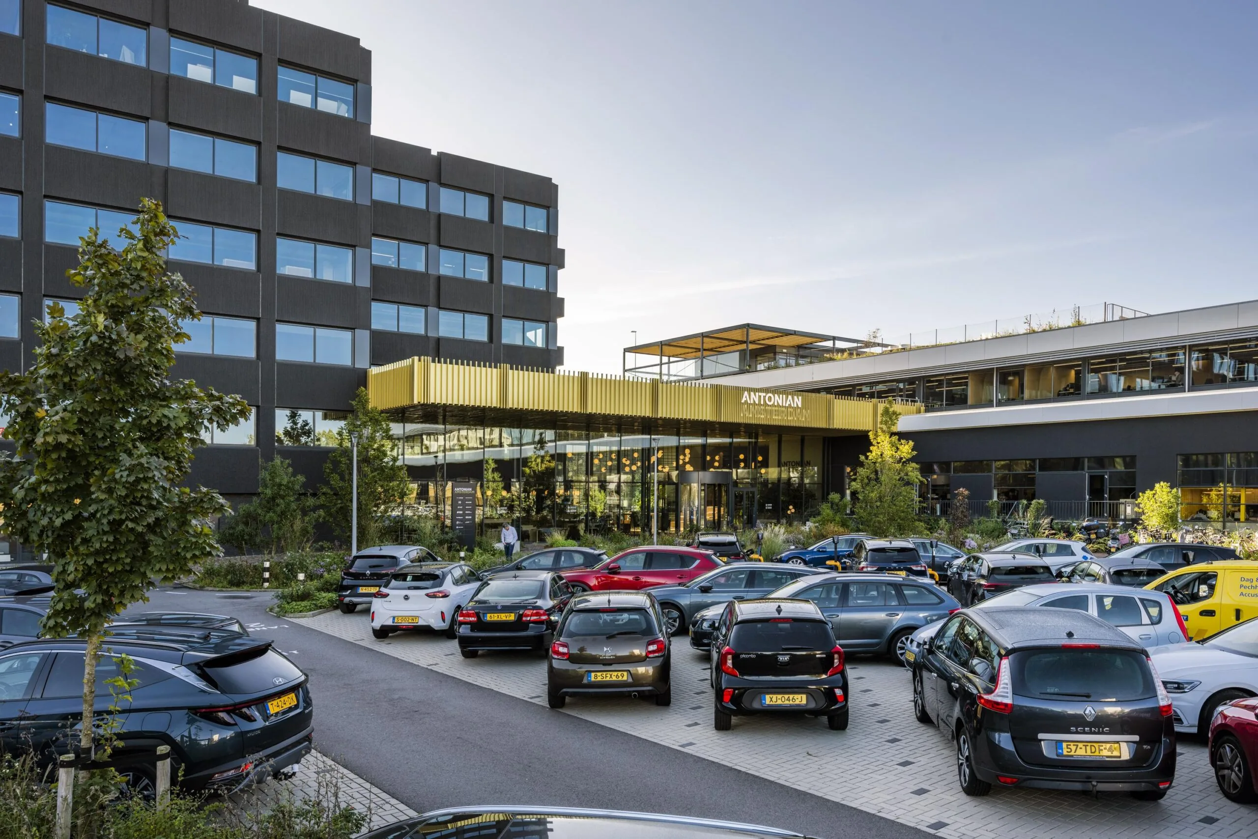 Een parkeerplaats vol auto's bij het Antonian-gebouw aan de Spaklerweg in Amsterdam.