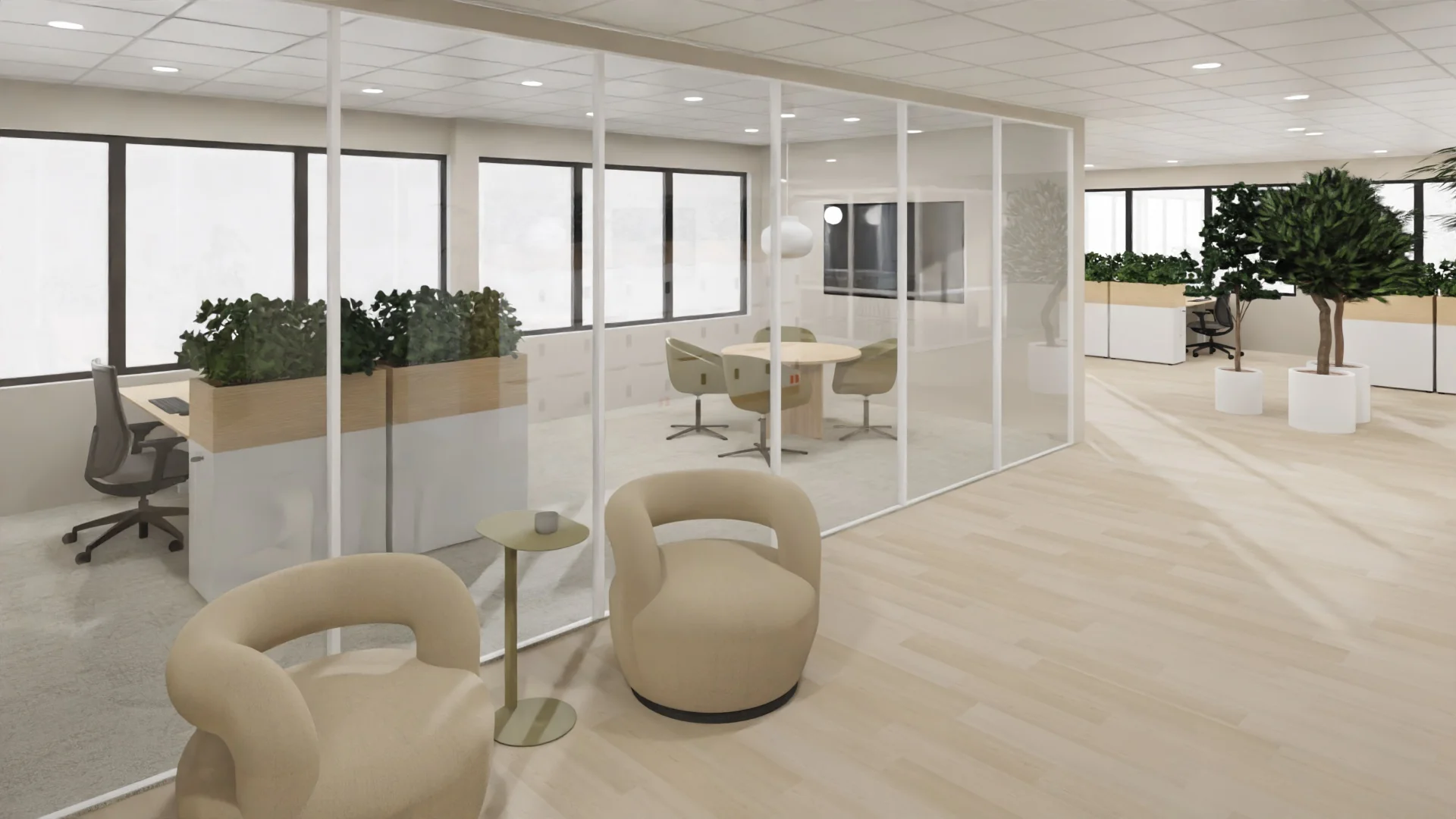 Een moderne kantoorruimte met glazen wanden, bureaus, groene planten en comfortabele stoelen.