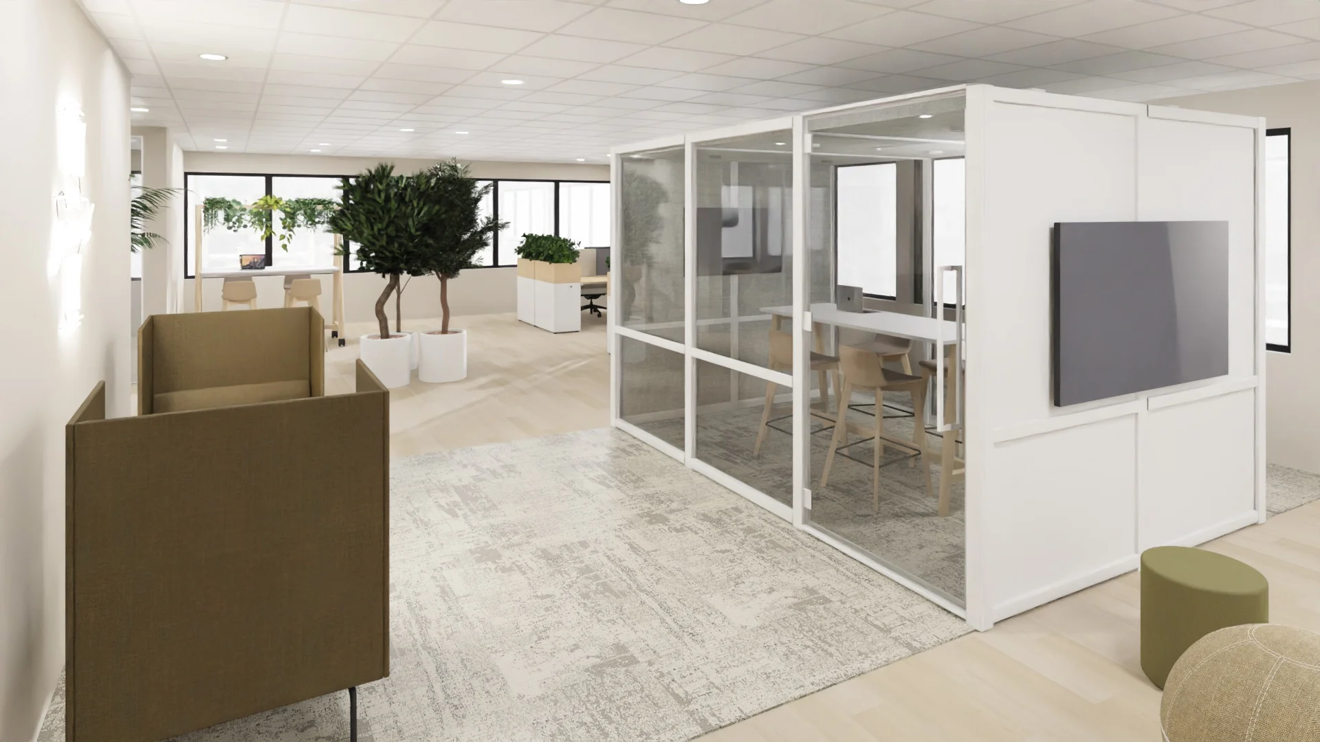 Modern kantoorinterieur met glazen vergaderruimte en groene planten.