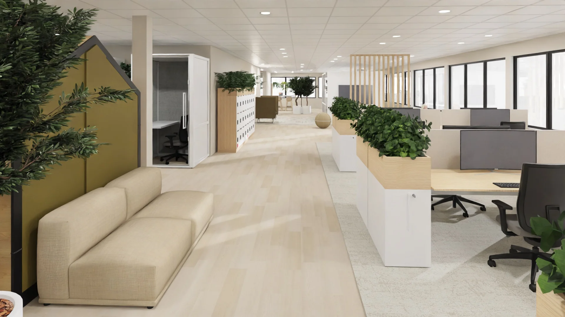Een moderne en ruime kantoorruimte met lichte houten vloeren, werkplekken met planten, en een zithoek met een beige bank.