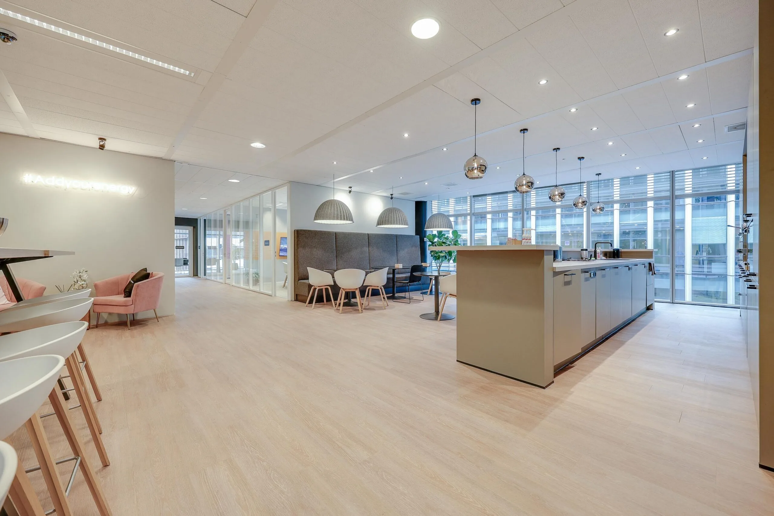 Een moderne kantoorruimte aan de Gustav Mahlerlaan met een uitnodigende zithoek en keuken.