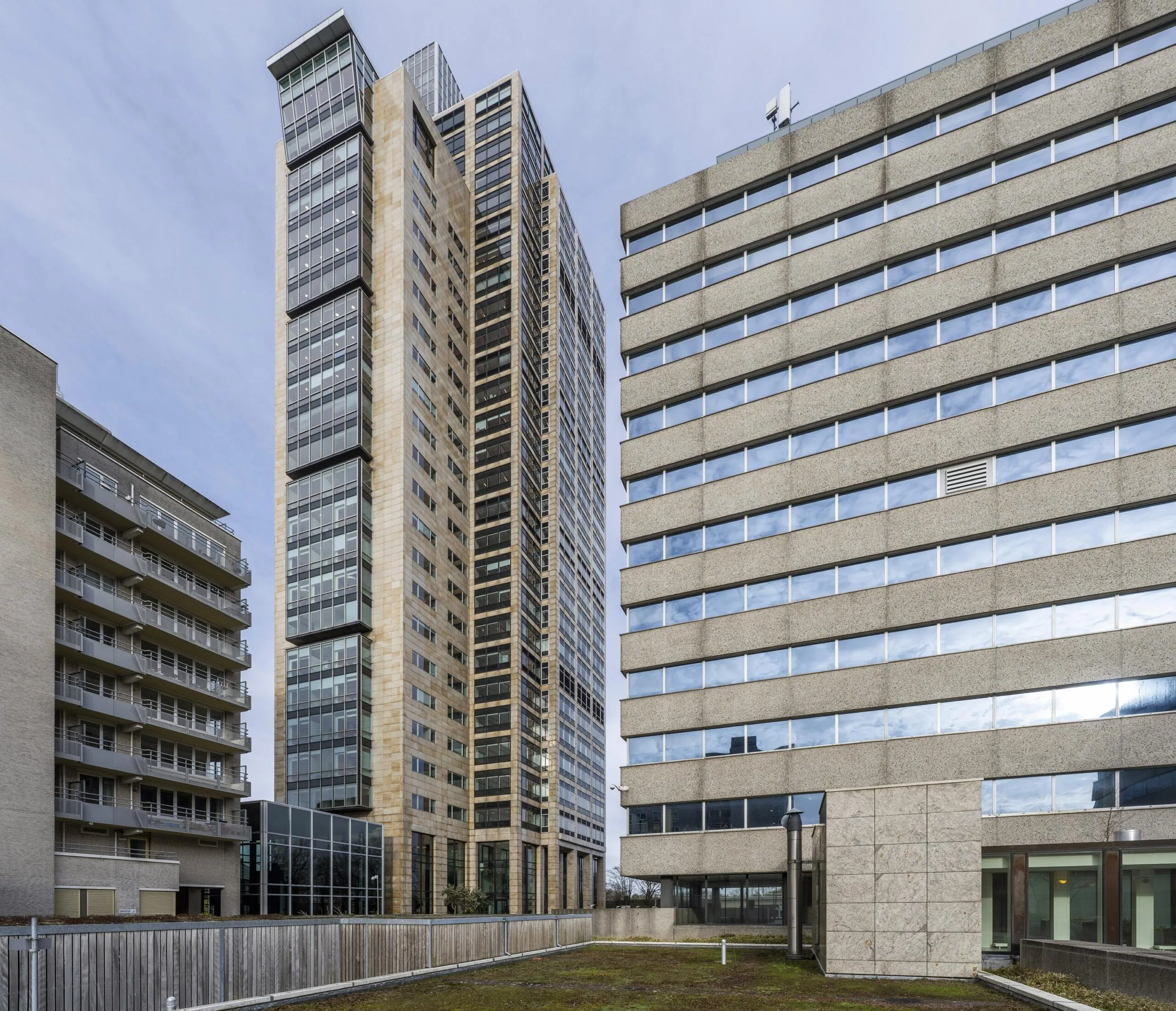 Hoogbouw en kantoorgebouwen op het Amstelplein onder een bewolkte hemel.