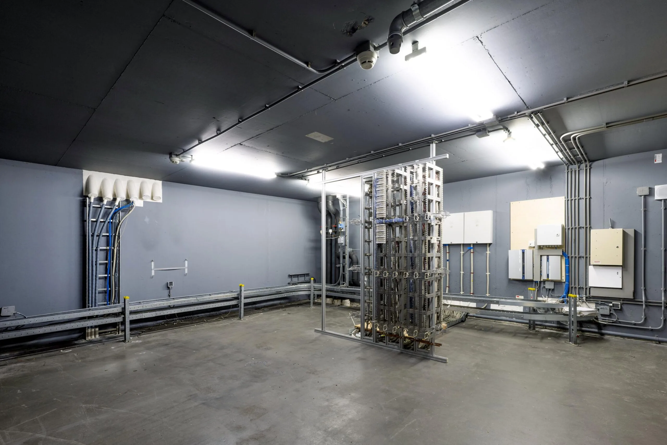 Elektriciteits- en bedrading infrastructuur in een technische ruimte op Amstelplein.