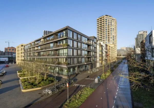Een modern appartementencomplex aan de Lindenhoevestraat op een zonnige dag.