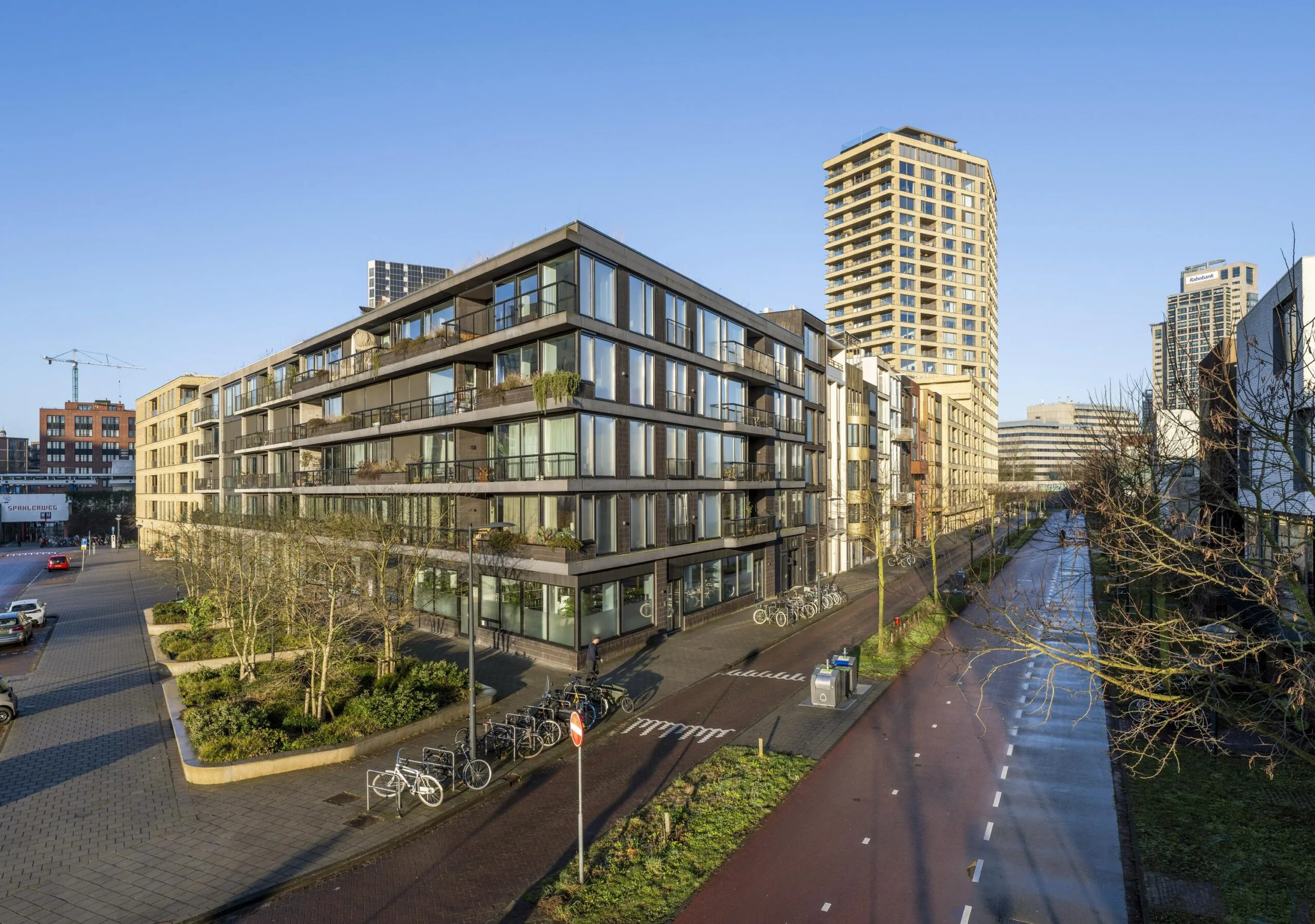 Een modern appartementencomplex aan de Lindenhoevestraat op een zonnige dag.