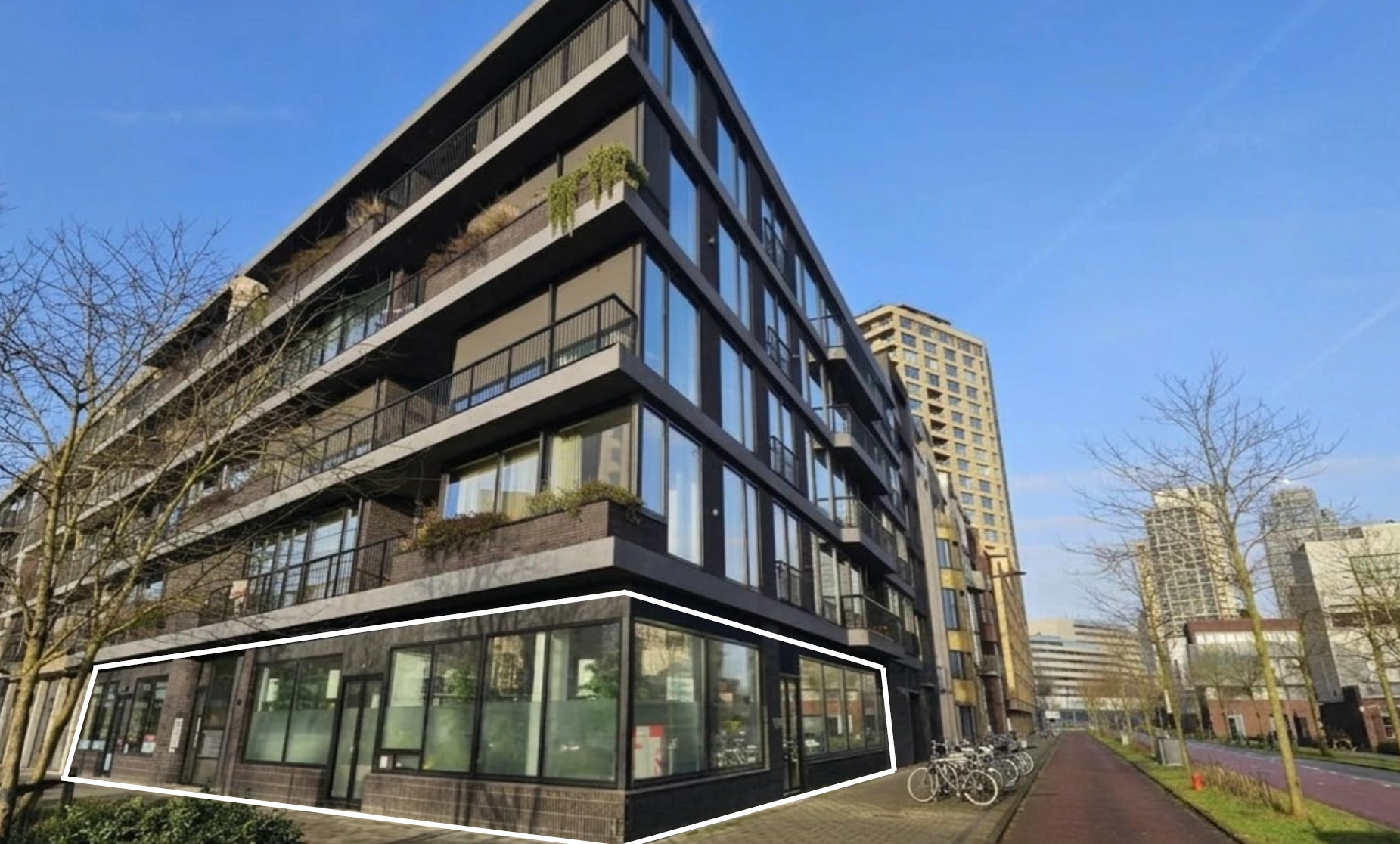 Modern appartementencomplex aan de Lindenhoevestraat met grote ramen en balkonplanten.