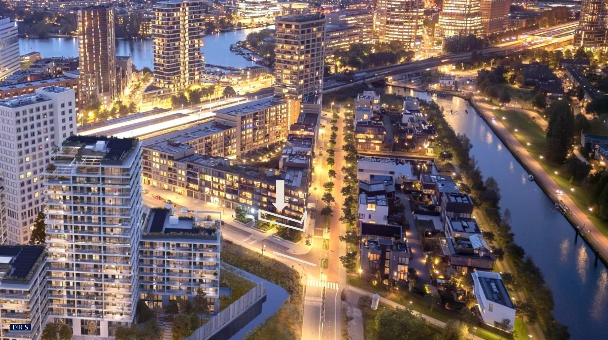 Luchtfoto van een moderne stedelijke omgeving met verlichte gebouwen en een kanaal bij avond.